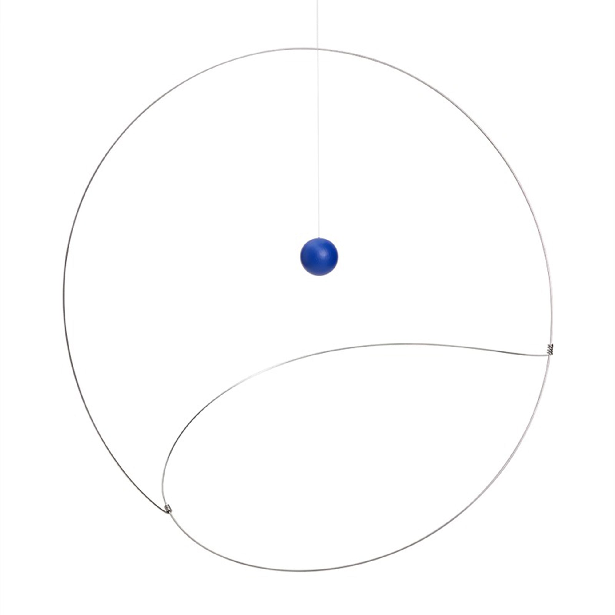 Flensted Mobiles（フレンステッド・モビール）は、1953年創業のデンマーク発・モビール専門ブランド。北欧デザインの文脈に立脚し、造形・質量配分・回転慣性を最適化して、わずかな気流でも自律的に表情を変える構成美を追求します。各パーツは重心とトルクの釣り合いを精密に設計し、静止と運動のあいだを往還する“動く彫刻”として空間に時間軸を付与。代表作「Lucky Storks」から幾何学、鳥類、気球まで多彩で、紙・ステンレス・木材の軽量構造は施工負荷が小さく、住宅・商業・ホスピタリティ・キッズ空間に適合します。現在もデンマーク国内で手作業組立・品質管理を徹底し、視覚ノイズを抑えた運動リズムが集中・鎮静・遊び心をもたらします。北欧インテリアの天井飾りや吊り下げモビールとして、リビング・子供部屋・出産祝いギフトに最適なデンマーク製の正規品です。