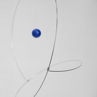 Flensted Mobiles（フレンステッド・モビール）は、1953年創業のデンマーク発・モビール専門ブランド。北欧デザインの文脈に立脚し、造形・質量配分・回転慣性を最適化して、わずかな気流でも自律的に表情を変える構成美を追求します。各パーツは重心とトルクの釣り合いを精密に設計し、静止と運動のあいだを往還する“動く彫刻”として空間に時間軸を付与。代表作「Lucky Storks」から幾何学、鳥類、気球まで多彩で、紙・ステンレス・木材の軽量構造は施工負荷が小さく、住宅・商業・ホスピタリティ・キッズ空間に適合します。現在もデンマーク国内で手作業組立・品質管理を徹底し、視覚ノイズを抑えた運動リズムが集中・鎮静・遊び心をもたらします。北欧インテリアの天井飾りや吊り下げモビールとして、リビング・子供部屋・出産祝いギフトに最適なデンマーク製の正規品です。