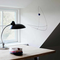 Flensted Mobiles（フレンステッド・モビール）は、1953年創業のデンマーク発・モビール専門ブランド。北欧デザインの文脈に立脚し、造形・質量配分・回転慣性を最適化して、わずかな気流でも自律的に表情を変える構成美を追求します。各パーツは重心とトルクの釣り合いを精密に設計し、静止と運動のあいだを往還する“動く彫刻”として空間に時間軸を付与。代表作「Lucky Storks」から幾何学、鳥類、気球まで多彩で、紙・ステンレス・木材の軽量構造は施工負荷が小さく、住宅・商業・ホスピタリティ・キッズ空間に適合します。現在もデンマーク国内で手作業組立・品質管理を徹底し、視覚ノイズを抑えた運動リズムが集中・鎮静・遊び心をもたらします。北欧インテリアの天井飾りや吊り下げモビールとして、リビング・子供部屋・出産祝いギフトに最適なデンマーク製の正規品です。