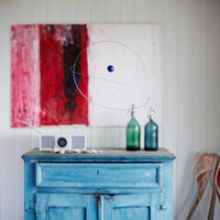 Flensted Mobiles（フレンステッド・モビール）は、1953年創業のデンマーク発・モビール専門ブランド。北欧デザインの文脈に立脚し、造形・質量配分・回転慣性を最適化して、わずかな気流でも自律的に表情を変える構成美を追求します。各パーツは重心とトルクの釣り合いを精密に設計し、静止と運動のあいだを往還する“動く彫刻”として空間に時間軸を付与。代表作「Lucky Storks」から幾何学、鳥類、気球まで多彩で、紙・ステンレス・木材の軽量構造は施工負荷が小さく、住宅・商業・ホスピタリティ・キッズ空間に適合します。現在もデンマーク国内で手作業組立・品質管理を徹底し、視覚ノイズを抑えた運動リズムが集中・鎮静・遊び心をもたらします。北欧インテリアの天井飾りや吊り下げモビールとして、リビング・子供部屋・出産祝いギフトに最適なデンマーク製の正規品です。