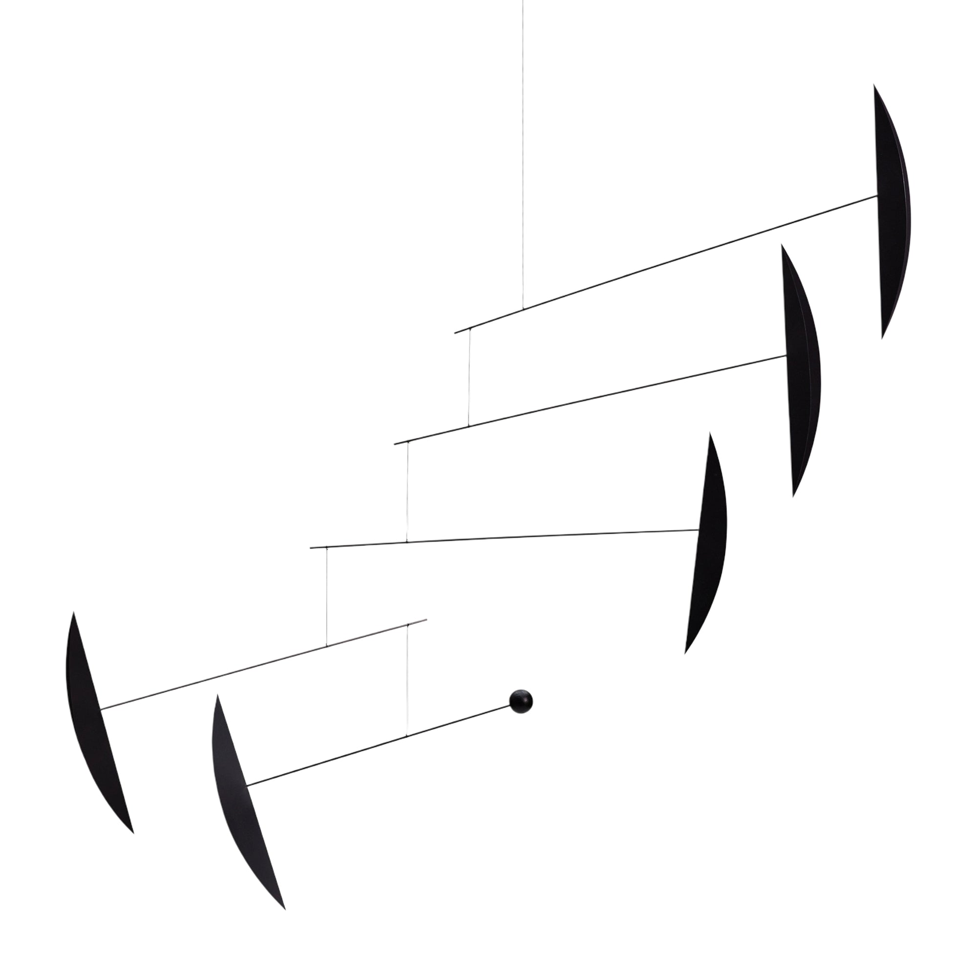 Flensted Mobiles（フレンステッド・モビール）は、1953年創業のデンマーク発・モビール専門ブランド。北欧デザインの文脈に立脚し、造形・質量配分・回転慣性を最適化して、わずかな気流でも自律的に表情を変える構成美を追求します。各パーツは重心とトルクの釣り合いを精密に設計し、静止と運動のあいだを往還する“動く彫刻”として空間に時間軸を付与。代表作「Lucky Storks」から幾何学、鳥類、気球まで多彩で、紙・ステンレス・木材の軽量構造は施工負荷が小さく、住宅・商業・ホスピタリティ・キッズ空間に適合します。現在もデンマーク国内で手作業組立・品質管理を徹底し、視覚ノイズを抑えた運動リズムが集中・鎮静・遊び心をもたらします。北欧インテリアの天井飾りや吊り下げモビールとして、リビング・子供部屋・出産祝いギフトに最適なデンマーク製の正規品です。