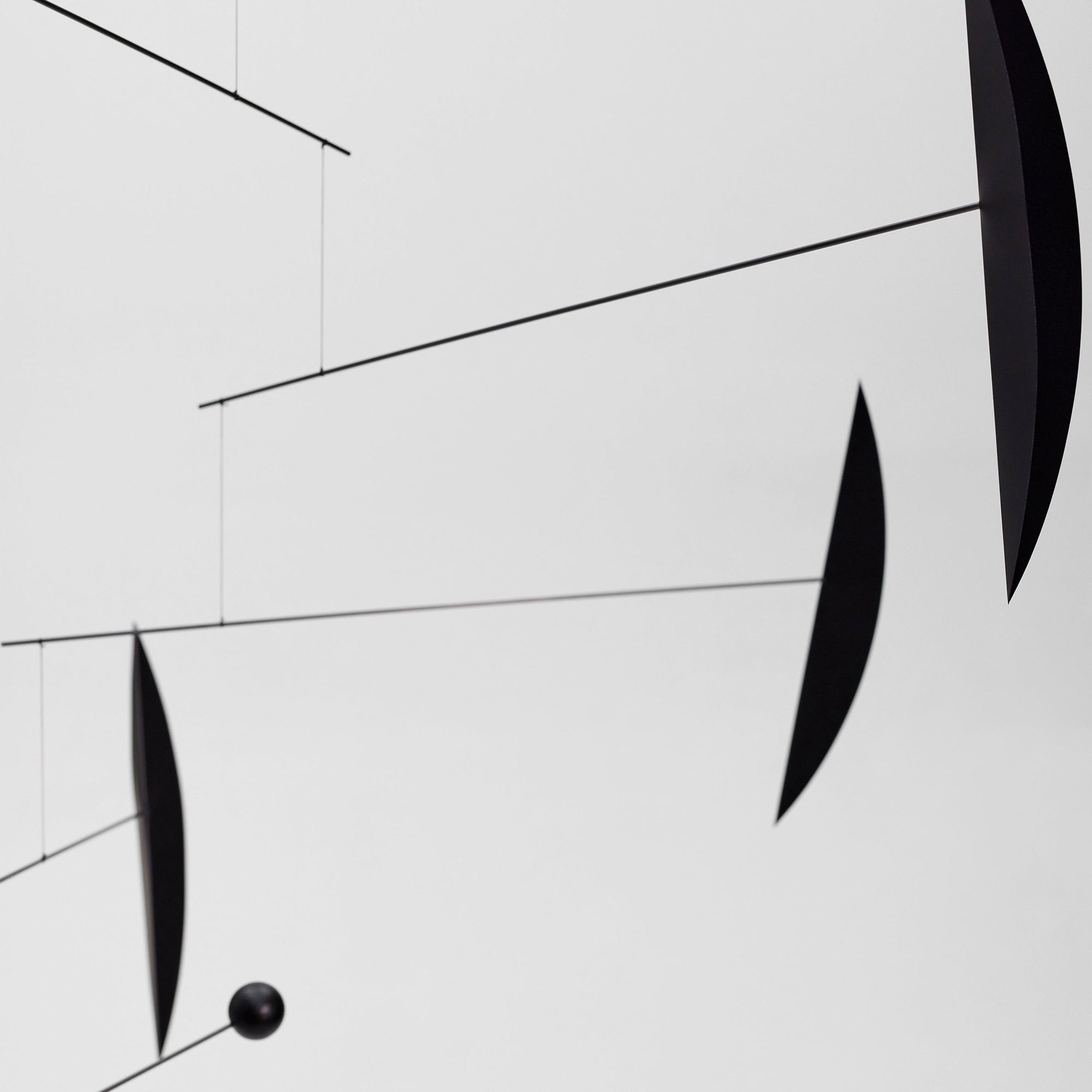 Flensted Mobiles（フレンステッド・モビール）は、1953年創業のデンマーク発・モビール専門ブランド。北欧デザインの文脈に立脚し、造形・質量配分・回転慣性を最適化して、わずかな気流でも自律的に表情を変える構成美を追求します。各パーツは重心とトルクの釣り合いを精密に設計し、静止と運動のあいだを往還する“動く彫刻”として空間に時間軸を付与。代表作「Lucky Storks」から幾何学、鳥類、気球まで多彩で、紙・ステンレス・木材の軽量構造は施工負荷が小さく、住宅・商業・ホスピタリティ・キッズ空間に適合します。現在もデンマーク国内で手作業組立・品質管理を徹底し、視覚ノイズを抑えた運動リズムが集中・鎮静・遊び心をもたらします。北欧インテリアの天井飾りや吊り下げモビールとして、リビング・子供部屋・出産祝いギフトに最適なデンマーク製の正規品です。