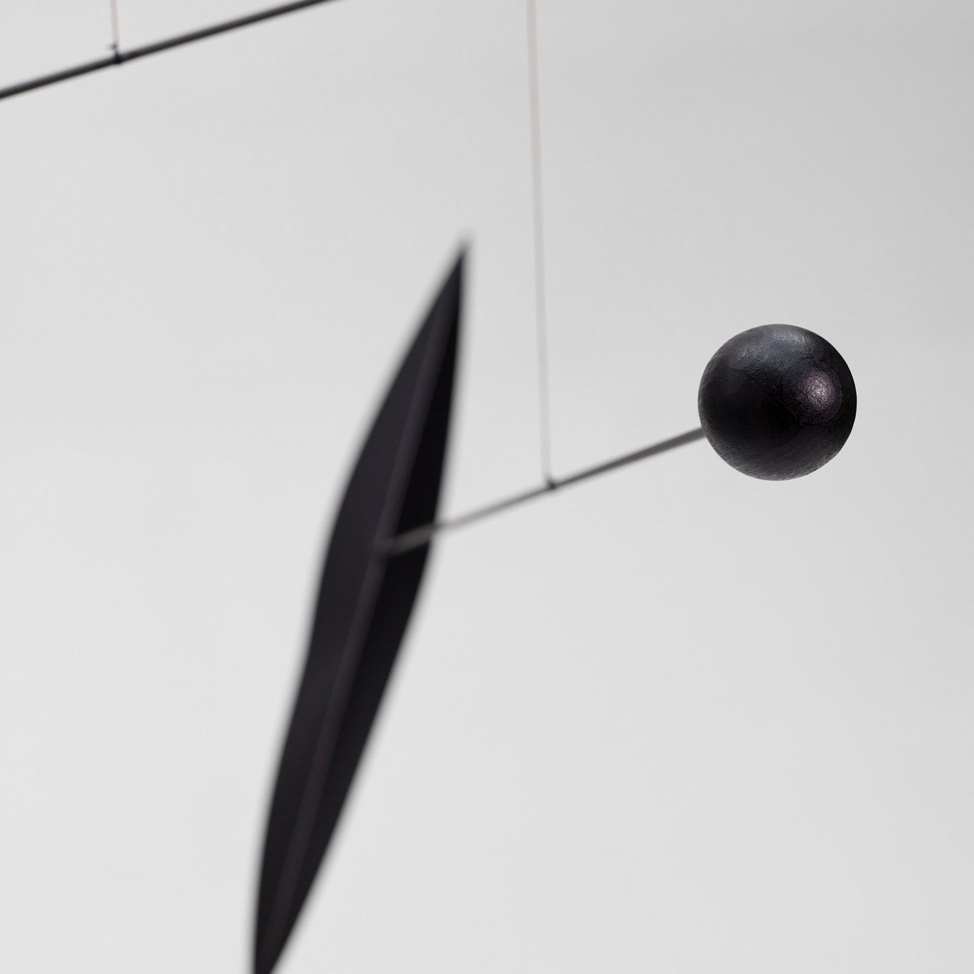 Flensted Mobiles（フレンステッド・モビール）は、1953年創業のデンマーク発・モビール専門ブランド。北欧デザインの文脈に立脚し、造形・質量配分・回転慣性を最適化して、わずかな気流でも自律的に表情を変える構成美を追求します。各パーツは重心とトルクの釣り合いを精密に設計し、静止と運動のあいだを往還する“動く彫刻”として空間に時間軸を付与。代表作「Lucky Storks」から幾何学、鳥類、気球まで多彩で、紙・ステンレス・木材の軽量構造は施工負荷が小さく、住宅・商業・ホスピタリティ・キッズ空間に適合します。現在もデンマーク国内で手作業組立・品質管理を徹底し、視覚ノイズを抑えた運動リズムが集中・鎮静・遊び心をもたらします。北欧インテリアの天井飾りや吊り下げモビールとして、リビング・子供部屋・出産祝いギフトに最適なデンマーク製の正規品です。