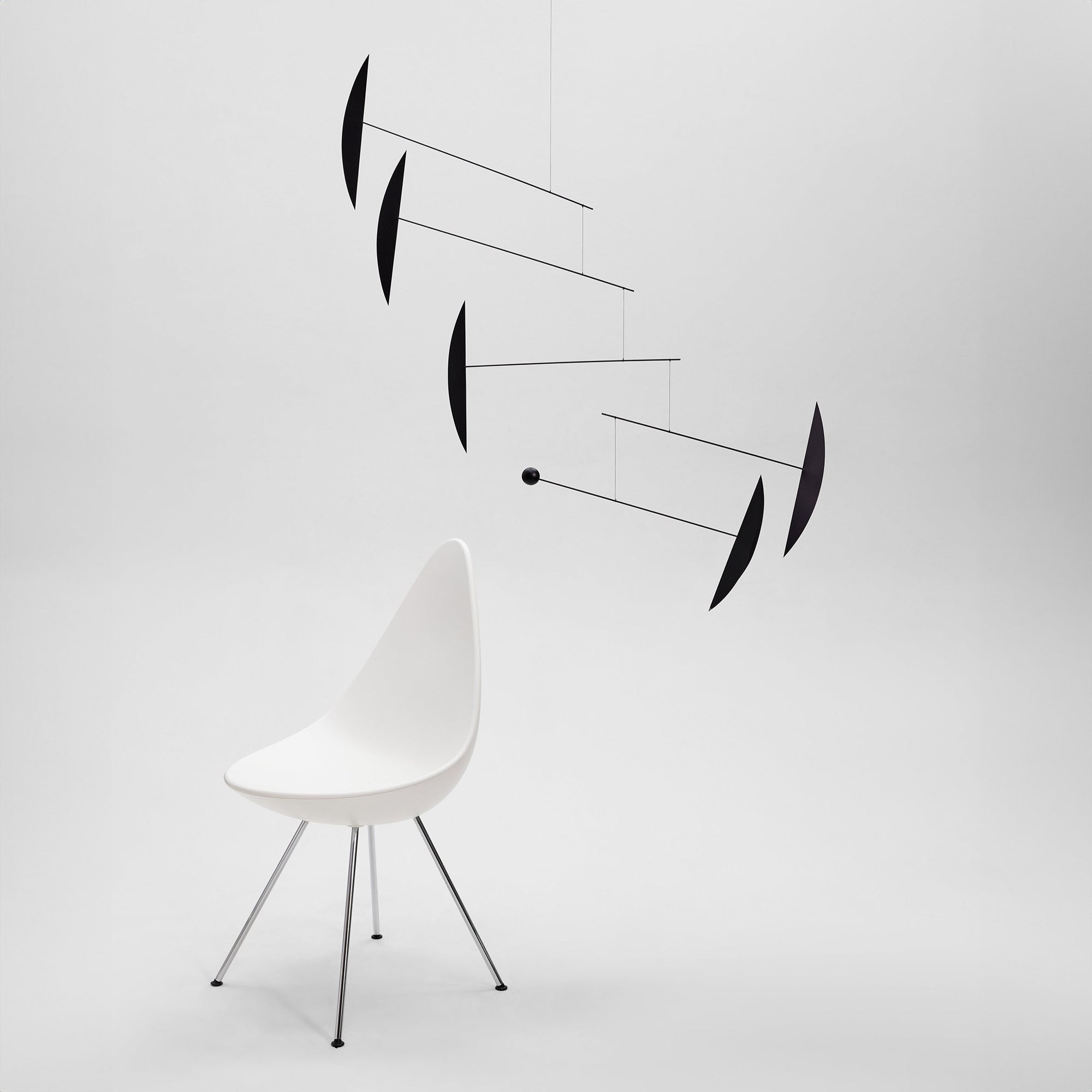 Flensted Mobiles（フレンステッド・モビール）は、1953年創業のデンマーク発・モビール専門ブランド。北欧デザインの文脈に立脚し、造形・質量配分・回転慣性を最適化して、わずかな気流でも自律的に表情を変える構成美を追求します。各パーツは重心とトルクの釣り合いを精密に設計し、静止と運動のあいだを往還する“動く彫刻”として空間に時間軸を付与。代表作「Lucky Storks」から幾何学、鳥類、気球まで多彩で、紙・ステンレス・木材の軽量構造は施工負荷が小さく、住宅・商業・ホスピタリティ・キッズ空間に適合します。現在もデンマーク国内で手作業組立・品質管理を徹底し、視覚ノイズを抑えた運動リズムが集中・鎮静・遊び心をもたらします。北欧インテリアの天井飾りや吊り下げモビールとして、リビング・子供部屋・出産祝いギフトに最適なデンマーク製の正規品です。