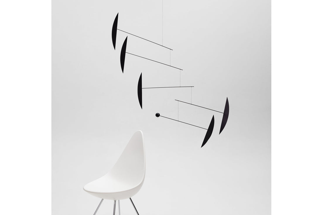 Flensted Hanging Art（フレンステッド・ハンギングアート）は、1954年にデンマークで誕生した北欧モビールの老舗ブランドです。創業者クリスチャン・フレンステッドと妻グレーテが自宅で最初のモビールを作ったことから始まり、現在も家族経営のもと、すべて手作業で丁寧に製作されています。風や空気の流れで繊細に揺れるモビールは、リビングや寝室、子供部屋、玄関、オフィスなど、さまざまな空間に静けさと調和をもたらします。北欧インテリアやモダンアートと調和するシンプルで洗練されたデザインは、出産祝いや引越し祝い、誕生日などのギフトにも最適。2024年にはブランド名を「Flensted mobiles」から「Flensted Hanging Art」へ刷新し、アート性とハンドメイドの温もりをそのままに、より現代的な世界観を発信しています。癒しの空間演出を求める方におすすめのインテリアアートです。