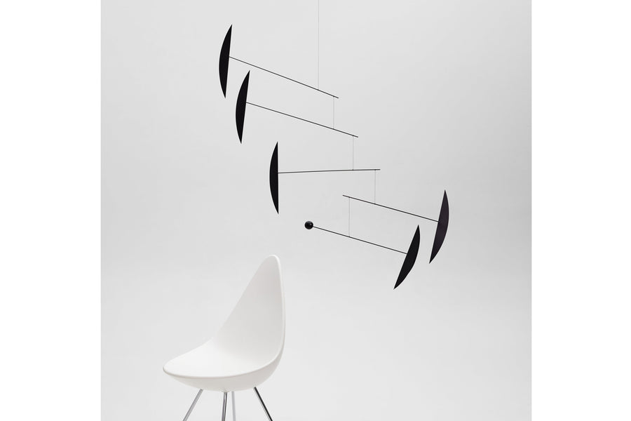 Flensted Hanging Art（フレンステッド・ハンギングアート）は、1954年にデンマークで誕生した北欧モビールの老舗ブランドです。創業者クリスチャン・フレンステッドと妻グレーテが自宅で最初のモビールを作ったことから始まり、現在も家族経営のもと、すべて手作業で丁寧に製作されています。風や空気の流れで繊細に揺れるモビールは、リビングや寝室、子供部屋、玄関、オフィスなど、さまざまな空間に静けさと調和をもたらします。北欧インテリアやモダンアートと調和するシンプルで洗練されたデザインは、出産祝いや引越し祝い、誕生日などのギフトにも最適。2024年にはブランド名を「Flensted mobiles」から「Flensted Hanging Art」へ刷新し、アート性とハンドメイドの温もりをそのままに、より現代的な世界観を発信しています。癒しの空間演出を求める方におすすめのインテリアアートです。
