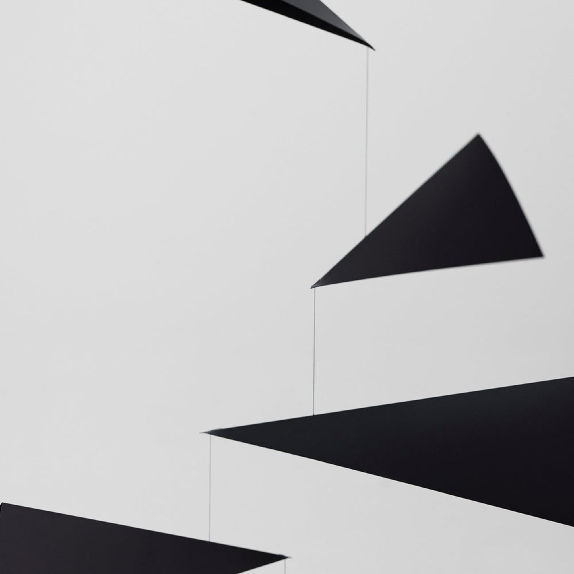 Flensted Mobiles（フレンステッド・モビール）は、1953年創業のデンマーク発・モビール専門ブランド。北欧デザインの文脈に立脚し、造形・質量配分・回転慣性を最適化して、わずかな気流でも自律的に表情を変える構成美を追求します。各パーツは重心とトルクの釣り合いを精密に設計し、静止と運動のあいだを往還する“動く彫刻”として空間に時間軸を付与。代表作「Lucky Storks」から幾何学、鳥類、気球まで多彩で、紙・ステンレス・木材の軽量構造は施工負荷が小さく、住宅・商業・ホスピタリティ・キッズ空間に適合します。現在もデンマーク国内で手作業組立・品質管理を徹底し、視覚ノイズを抑えた運動リズムが集中・鎮静・遊び心をもたらします。北欧インテリアの天井飾りや吊り下げモビールとして、リビング・子供部屋・出産祝いギフトに最適なデンマーク製の正規品です。