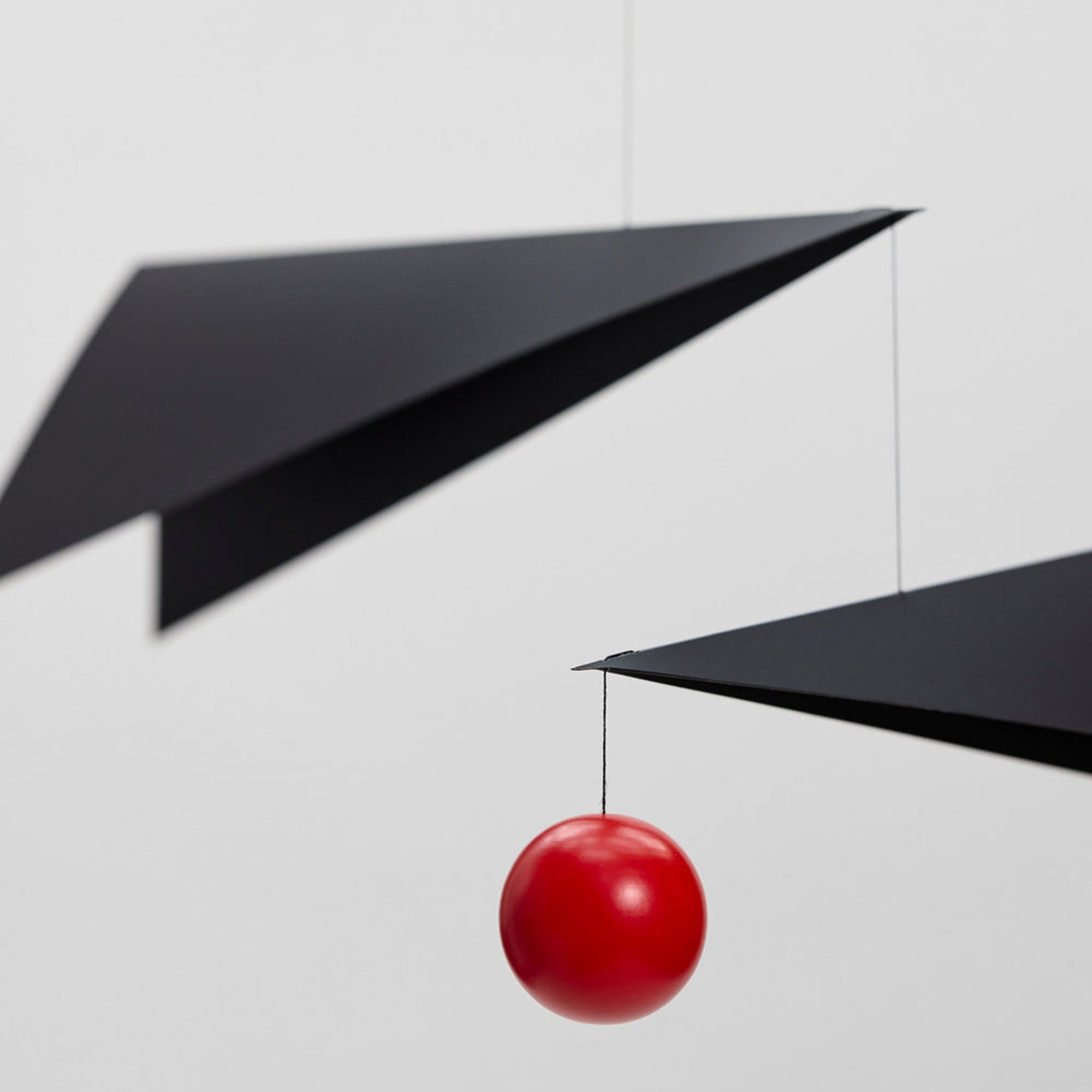 Flensted Mobiles（フレンステッド・モビール）は、1953年創業のデンマーク発・モビール専門ブランド。北欧デザインの文脈に立脚し、造形・質量配分・回転慣性を最適化して、わずかな気流でも自律的に表情を変える構成美を追求します。各パーツは重心とトルクの釣り合いを精密に設計し、静止と運動のあいだを往還する“動く彫刻”として空間に時間軸を付与。代表作「Lucky Storks」から幾何学、鳥類、気球まで多彩で、紙・ステンレス・木材の軽量構造は施工負荷が小さく、住宅・商業・ホスピタリティ・キッズ空間に適合します。現在もデンマーク国内で手作業組立・品質管理を徹底し、視覚ノイズを抑えた運動リズムが集中・鎮静・遊び心をもたらします。北欧インテリアの天井飾りや吊り下げモビールとして、リビング・子供部屋・出産祝いギフトに最適なデンマーク製の正規品です。