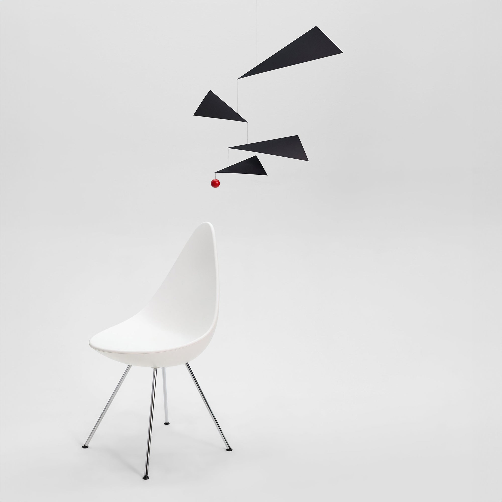 Flensted Mobiles（フレンステッド・モビール）は、1953年創業のデンマーク発・モビール専門ブランド。北欧デザインの文脈に立脚し、造形・質量配分・回転慣性を最適化して、わずかな気流でも自律的に表情を変える構成美を追求します。各パーツは重心とトルクの釣り合いを精密に設計し、静止と運動のあいだを往還する“動く彫刻”として空間に時間軸を付与。代表作「Lucky Storks」から幾何学、鳥類、気球まで多彩で、紙・ステンレス・木材の軽量構造は施工負荷が小さく、住宅・商業・ホスピタリティ・キッズ空間に適合します。現在もデンマーク国内で手作業組立・品質管理を徹底し、視覚ノイズを抑えた運動リズムが集中・鎮静・遊び心をもたらします。北欧インテリアの天井飾りや吊り下げモビールとして、リビング・子供部屋・出産祝いギフトに最適なデンマーク製の正規品です。