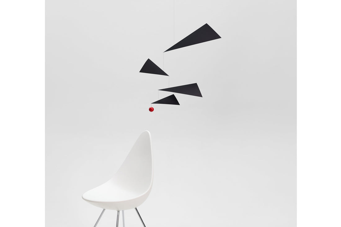 Flensted Hanging Art（フレンステッド・ハンギングアート）は、1954年にデンマークで誕生した北欧モビールの老舗ブランドです。創業者クリスチャン・フレンステッドと妻グレーテが自宅で最初のモビールを作ったことから始まり、現在も家族経営のもと、すべて手作業で丁寧に製作されています。風や空気の流れで繊細に揺れるモビールは、リビングや寝室、子供部屋、玄関、オフィスなど、さまざまな空間に静けさと調和をもたらします。北欧インテリアやモダンアートと調和するシンプルで洗練されたデザインは、出産祝いや引越し祝い、誕生日などのギフトにも最適。2024年にはブランド名を「Flensted mobiles」から「Flensted Hanging Art」へ刷新し、アート性とハンドメイドの温もりをそのままに、より現代的な世界観を発信しています。癒しの空間演出を求める方におすすめのインテリアアートです。