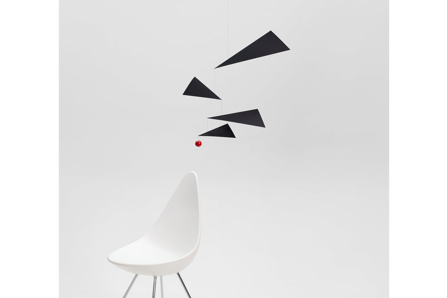 Flensted Hanging Art（フレンステッド・ハンギングアート）は、1954年にデンマークで誕生した北欧モビールの老舗ブランドです。創業者クリスチャン・フレンステッドと妻グレーテが自宅で最初のモビールを作ったことから始まり、現在も家族経営のもと、すべて手作業で丁寧に製作されています。風や空気の流れで繊細に揺れるモビールは、リビングや寝室、子供部屋、玄関、オフィスなど、さまざまな空間に静けさと調和をもたらします。北欧インテリアやモダンアートと調和するシンプルで洗練されたデザインは、出産祝いや引越し祝い、誕生日などのギフトにも最適。2024年にはブランド名を「Flensted mobiles」から「Flensted Hanging Art」へ刷新し、アート性とハンドメイドの温もりをそのままに、より現代的な世界観を発信しています。癒しの空間演出を求める方におすすめのインテリアアートです。