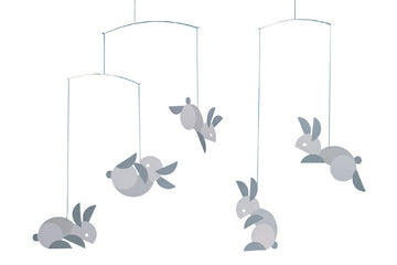 Flensted Hanging Art（フレンステッド・ハンギングアート）は、1954年にデンマークで誕生した北欧モビールの老舗ブランドです。創業者クリスチャン・フレンステッドと妻グレーテが自宅で最初のモビールを作ったことから始まり、現在も家族経営のもと、すべて手作業で丁寧に製作されています。風や空気の流れで繊細に揺れるモビールは、リビングや寝室、子供部屋、玄関、オフィスなど、さまざまな空間に静けさと調和をもたらします。北欧インテリアやモダンアートと調和するシンプルで洗練されたデザインは、出産祝いや引越し祝い、誕生日などのギフトにも最適。2024年にはブランド名を「Flensted mobiles」から「Flensted Hanging Art」へ刷新し、アート性とハンドメイドの温もりをそのままに、より現代的な世界観を発信しています。癒しの空間演出を求める方におすすめのインテリアアートです。