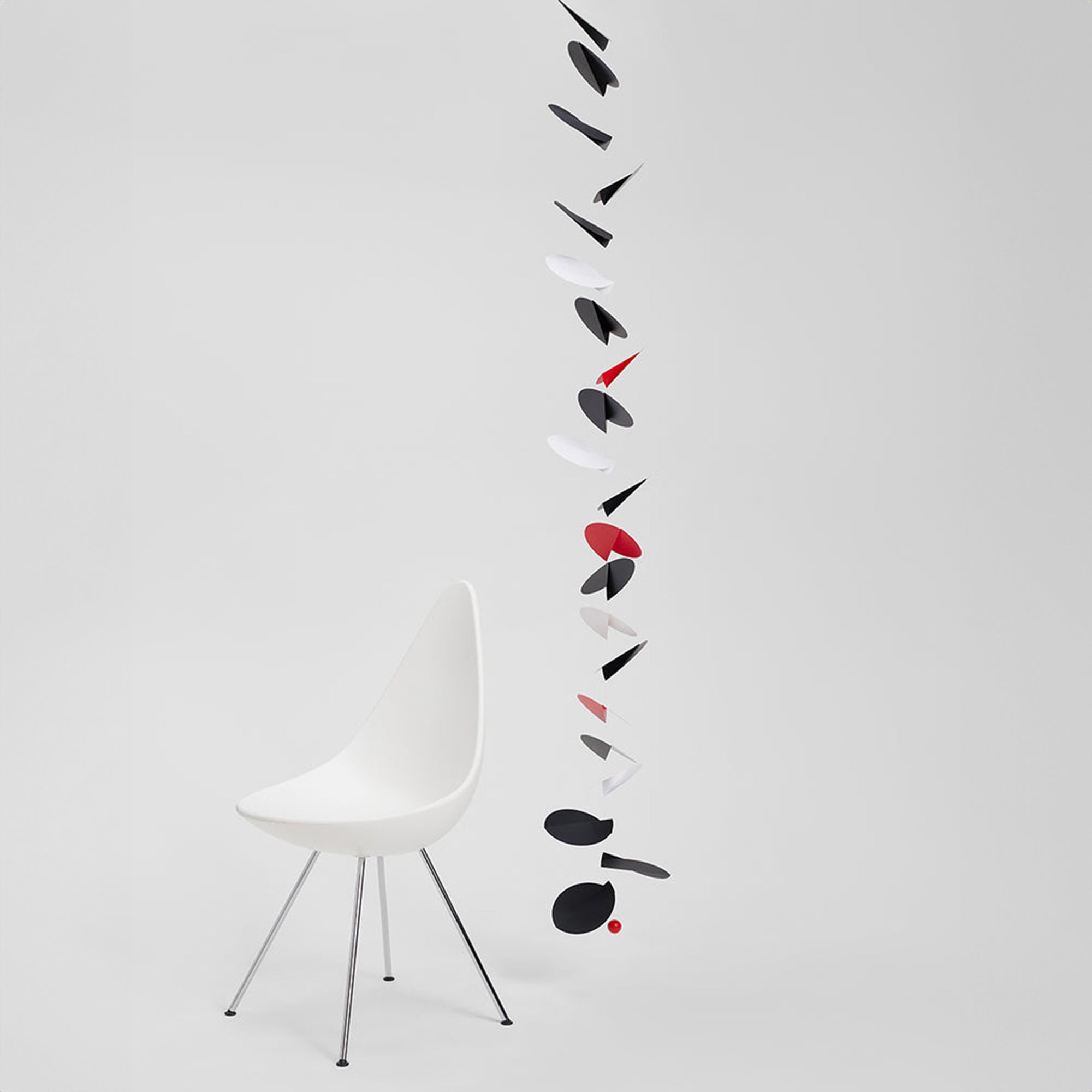 Flensted Mobiles（フレンステッド・モビール）は、1953年創業のデンマーク発・モビール専門ブランド。北欧デザインの文脈に立脚し、造形・質量配分・回転慣性を最適化して、わずかな気流でも自律的に表情を変える構成美を追求します。各パーツは重心とトルクの釣り合いを精密に設計し、静止と運動のあいだを往還する“動く彫刻”として空間に時間軸を付与。代表作「Lucky Storks」から幾何学、鳥類、気球まで多彩で、紙・ステンレス・木材の軽量構造は施工負荷が小さく、住宅・商業・ホスピタリティ・キッズ空間に適合します。現在もデンマーク国内で手作業組立・品質管理を徹底し、視覚ノイズを抑えた運動リズムが集中・鎮静・遊び心をもたらします。北欧インテリアの天井飾りや吊り下げモビールとして、リビング・子供部屋・出産祝いギフトに最適なデンマーク製の正規品です。