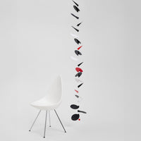 Flensted Mobiles（フレンステッド・モビール）は、1953年創業のデンマーク発・モビール専門ブランド。北欧デザインの文脈に立脚し、造形・質量配分・回転慣性を最適化して、わずかな気流でも自律的に表情を変える構成美を追求します。各パーツは重心とトルクの釣り合いを精密に設計し、静止と運動のあいだを往還する“動く彫刻”として空間に時間軸を付与。代表作「Lucky Storks」から幾何学、鳥類、気球まで多彩で、紙・ステンレス・木材の軽量構造は施工負荷が小さく、住宅・商業・ホスピタリティ・キッズ空間に適合します。現在もデンマーク国内で手作業組立・品質管理を徹底し、視覚ノイズを抑えた運動リズムが集中・鎮静・遊び心をもたらします。北欧インテリアの天井飾りや吊り下げモビールとして、リビング・子供部屋・出産祝いギフトに最適なデンマーク製の正規品です。