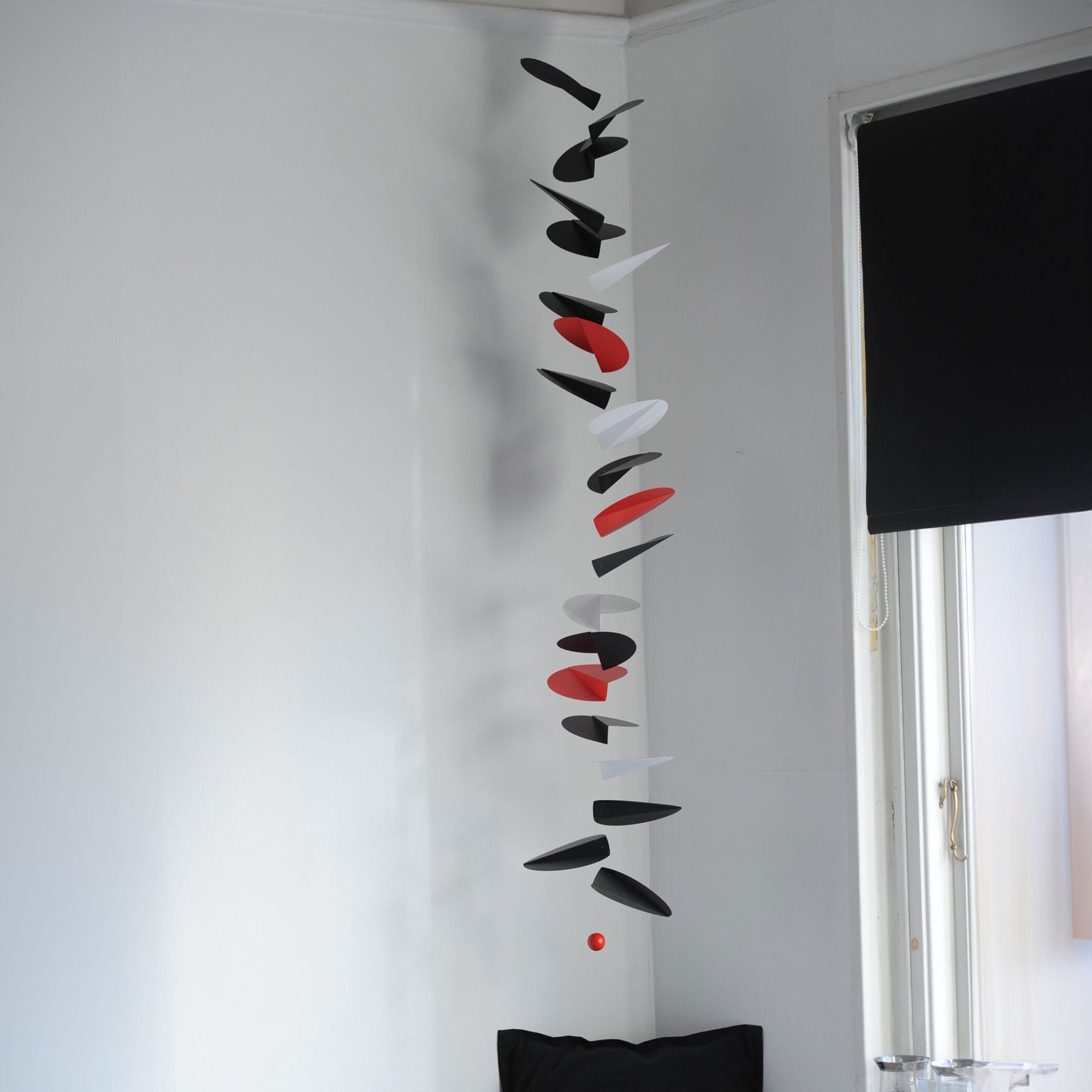 Flensted Mobiles（フレンステッド・モビール）は、1953年創業のデンマーク発・モビール専門ブランド。北欧デザインの文脈に立脚し、造形・質量配分・回転慣性を最適化して、わずかな気流でも自律的に表情を変える構成美を追求します。各パーツは重心とトルクの釣り合いを精密に設計し、静止と運動のあいだを往還する“動く彫刻”として空間に時間軸を付与。代表作「Lucky Storks」から幾何学、鳥類、気球まで多彩で、紙・ステンレス・木材の軽量構造は施工負荷が小さく、住宅・商業・ホスピタリティ・キッズ空間に適合します。現在もデンマーク国内で手作業組立・品質管理を徹底し、視覚ノイズを抑えた運動リズムが集中・鎮静・遊び心をもたらします。北欧インテリアの天井飾りや吊り下げモビールとして、リビング・子供部屋・出産祝いギフトに最適なデンマーク製の正規品です。