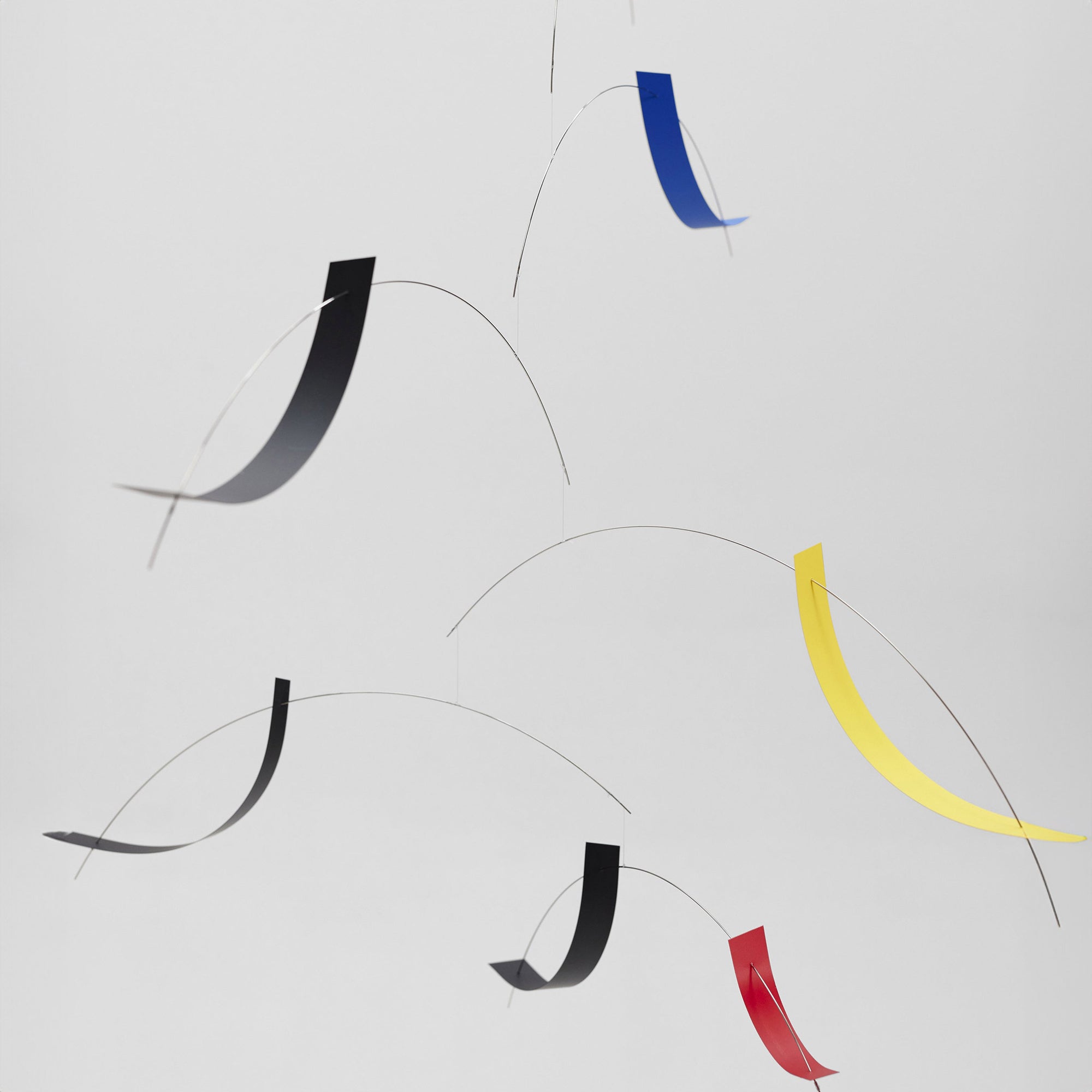 Flensted Mobiles（フレンステッド・モビール）は、1953年創業のデンマーク発・モビール専門ブランド。北欧デザインの文脈に立脚し、造形・質量配分・回転慣性を最適化して、わずかな気流でも自律的に表情を変える構成美を追求します。各パーツは重心とトルクの釣り合いを精密に設計し、静止と運動のあいだを往還する“動く彫刻”として空間に時間軸を付与。代表作「Lucky Storks」から幾何学、鳥類、気球まで多彩で、紙・ステンレス・木材の軽量構造は施工負荷が小さく、住宅・商業・ホスピタリティ・キッズ空間に適合します。現在もデンマーク国内で手作業組立・品質管理を徹底し、視覚ノイズを抑えた運動リズムが集中・鎮静・遊び心をもたらします。北欧インテリアの天井飾りや吊り下げモビールとして、リビング・子供部屋・出産祝いギフトに最適なデンマーク製の正規品です。