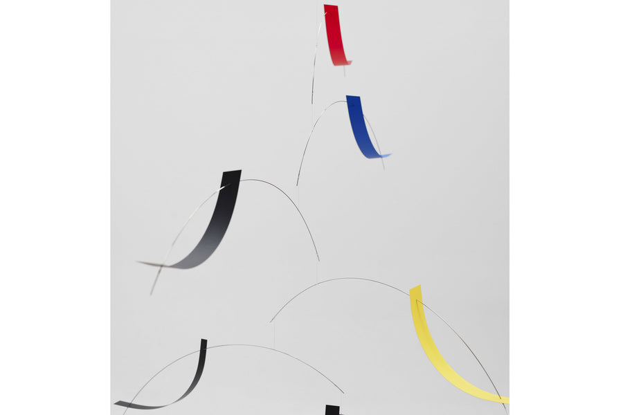 Flensted Hanging Art（フレンステッド・ハンギングアート）は、1954年にデンマークで誕生した北欧モビールの老舗ブランドです。創業者クリスチャン・フレンステッドと妻グレーテが自宅で最初のモビールを作ったことから始まり、現在も家族経営のもと、すべて手作業で丁寧に製作されています。風や空気の流れで繊細に揺れるモビールは、リビングや寝室、子供部屋、玄関、オフィスなど、さまざまな空間に静けさと調和をもたらします。北欧インテリアやモダンアートと調和するシンプルで洗練されたデザインは、出産祝いや引越し祝い、誕生日などのギフトにも最適。2024年にはブランド名を「Flensted mobiles」から「Flensted Hanging Art」へ刷新し、アート性とハンドメイドの温もりをそのままに、より現代的な世界観を発信しています。癒しの空間演出を求める方におすすめのインテリアアートです。