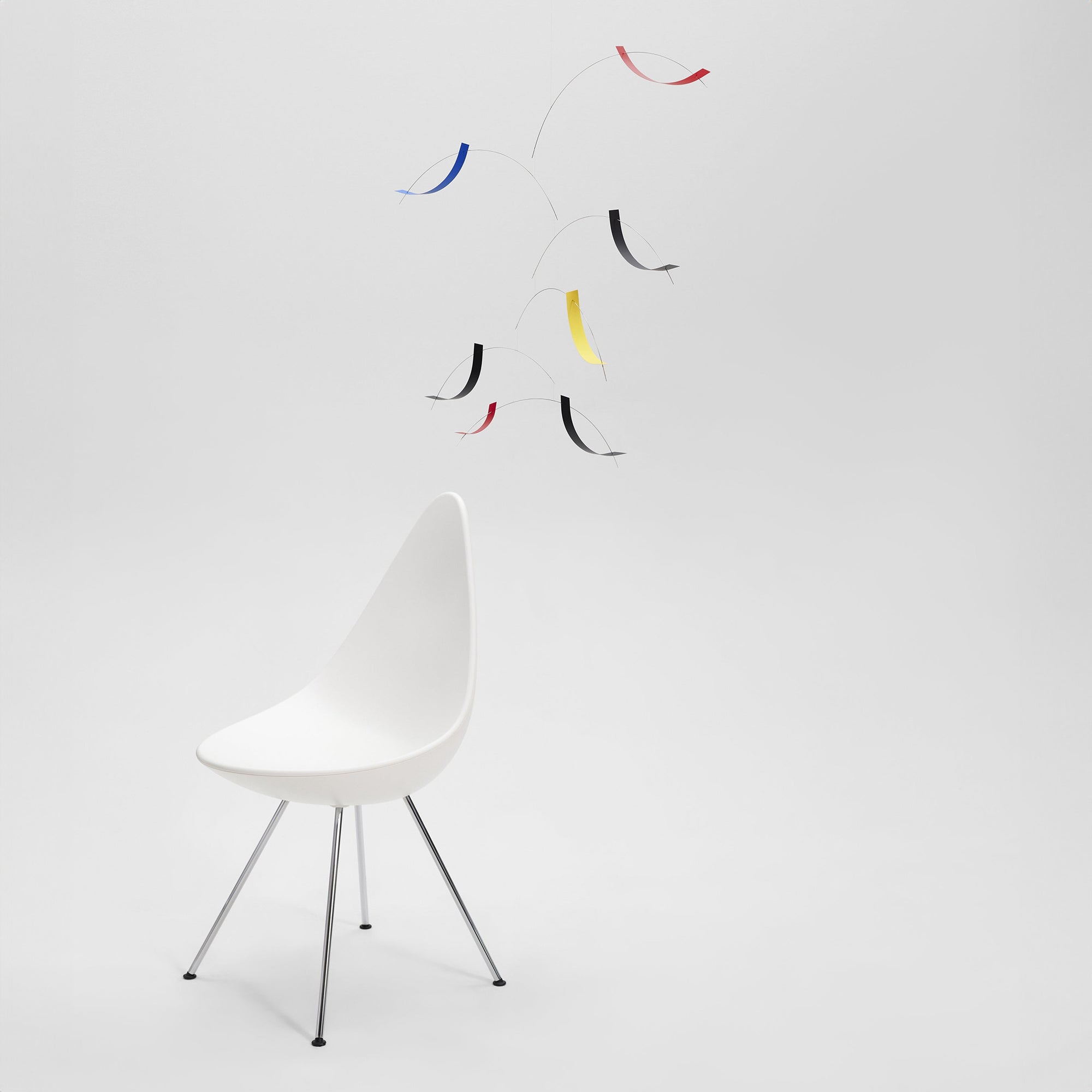 Flensted Mobiles（フレンステッド・モビール）は、1953年創業のデンマーク発・モビール専門ブランド。北欧デザインの文脈に立脚し、造形・質量配分・回転慣性を最適化して、わずかな気流でも自律的に表情を変える構成美を追求します。各パーツは重心とトルクの釣り合いを精密に設計し、静止と運動のあいだを往還する“動く彫刻”として空間に時間軸を付与。代表作「Lucky Storks」から幾何学、鳥類、気球まで多彩で、紙・ステンレス・木材の軽量構造は施工負荷が小さく、住宅・商業・ホスピタリティ・キッズ空間に適合します。現在もデンマーク国内で手作業組立・品質管理を徹底し、視覚ノイズを抑えた運動リズムが集中・鎮静・遊び心をもたらします。北欧インテリアの天井飾りや吊り下げモビールとして、リビング・子供部屋・出産祝いギフトに最適なデンマーク製の正規品です。