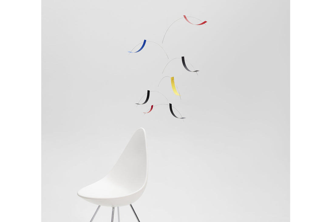 Flensted Hanging Art（フレンステッド・ハンギングアート）は、1954年にデンマークで誕生した北欧モビールの老舗ブランドです。創業者クリスチャン・フレンステッドと妻グレーテが自宅で最初のモビールを作ったことから始まり、現在も家族経営のもと、すべて手作業で丁寧に製作されています。風や空気の流れで繊細に揺れるモビールは、リビングや寝室、子供部屋、玄関、オフィスなど、さまざまな空間に静けさと調和をもたらします。北欧インテリアやモダンアートと調和するシンプルで洗練されたデザインは、出産祝いや引越し祝い、誕生日などのギフトにも最適。2024年にはブランド名を「Flensted mobiles」から「Flensted Hanging Art」へ刷新し、アート性とハンドメイドの温もりをそのままに、より現代的な世界観を発信しています。癒しの空間演出を求める方におすすめのインテリアアートです。