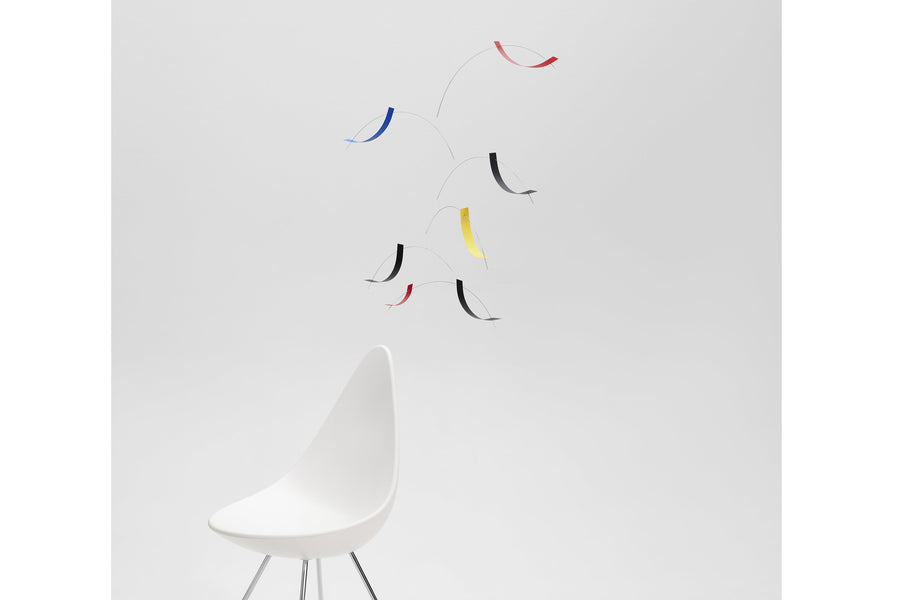 Flensted Hanging Art（フレンステッド・ハンギングアート）は、1954年にデンマークで誕生した北欧モビールの老舗ブランドです。創業者クリスチャン・フレンステッドと妻グレーテが自宅で最初のモビールを作ったことから始まり、現在も家族経営のもと、すべて手作業で丁寧に製作されています。風や空気の流れで繊細に揺れるモビールは、リビングや寝室、子供部屋、玄関、オフィスなど、さまざまな空間に静けさと調和をもたらします。北欧インテリアやモダンアートと調和するシンプルで洗練されたデザインは、出産祝いや引越し祝い、誕生日などのギフトにも最適。2024年にはブランド名を「Flensted mobiles」から「Flensted Hanging Art」へ刷新し、アート性とハンドメイドの温もりをそのままに、より現代的な世界観を発信しています。癒しの空間演出を求める方におすすめのインテリアアートです。