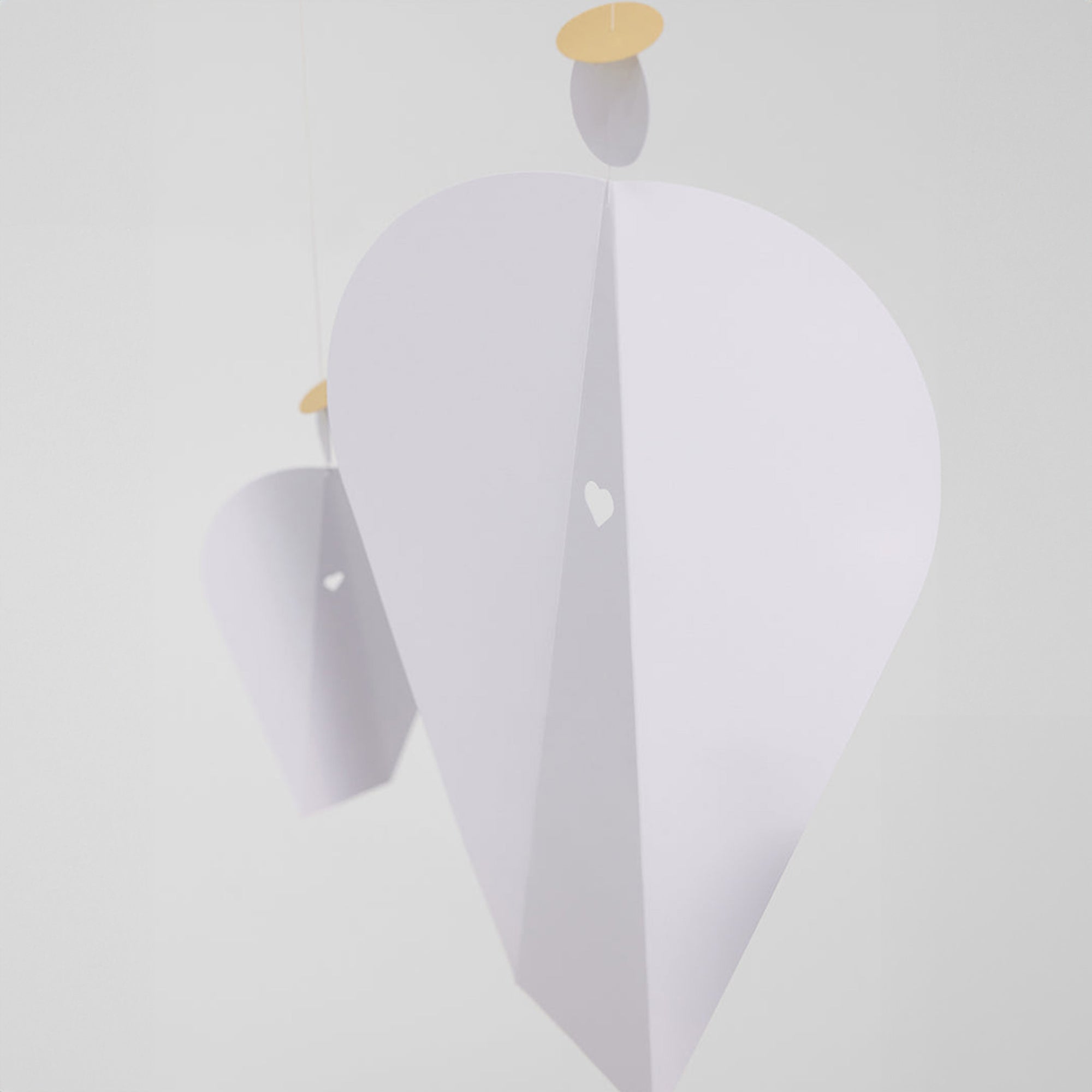 Flensted Mobiles（フレンステッド・モビール）は、1953年創業のデンマーク発・モビール専門ブランド。北欧デザインの文脈に立脚し、造形・質量配分・回転慣性を最適化して、わずかな気流でも自律的に表情を変える構成美を追求します。各パーツは重心とトルクの釣り合いを精密に設計し、静止と運動のあいだを往還する“動く彫刻”として空間に時間軸を付与。代表作「Lucky Storks」から幾何学、鳥類、気球まで多彩で、紙・ステンレス・木材の軽量構造は施工負荷が小さく、住宅・商業・ホスピタリティ・キッズ空間に適合します。現在もデンマーク国内で手作業組立・品質管理を徹底し、視覚ノイズを抑えた運動リズムが集中・鎮静・遊び心をもたらします。北欧インテリアの天井飾りや吊り下げモビールとして、リビング・子供部屋・出産祝いギフトに最適なデンマーク製の正規品です。