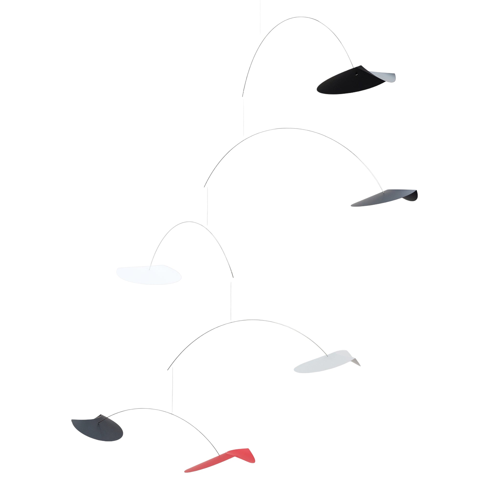 Flensted Mobiles（フレンステッド・モビール）は、1953年創業のデンマーク発・モビール専門ブランド。北欧デザインの文脈に立脚し、造形・質量配分・回転慣性を最適化して、わずかな気流でも自律的に表情を変える構成美を追求します。各パーツは重心とトルクの釣り合いを精密に設計し、静止と運動のあいだを往還する“動く彫刻”として空間に時間軸を付与。代表作「Lucky Storks」から幾何学、鳥類、気球まで多彩で、紙・ステンレス・木材の軽量構造は施工負荷が小さく、住宅・商業・ホスピタリティ・キッズ空間に適合します。現在もデンマーク国内で手作業組立・品質管理を徹底し、視覚ノイズを抑えた運動リズムが集中・鎮静・遊び心をもたらします。北欧インテリアの天井飾りや吊り下げモビールとして、リビング・子供部屋・出産祝いギフトに最適なデンマーク製の正規品です。