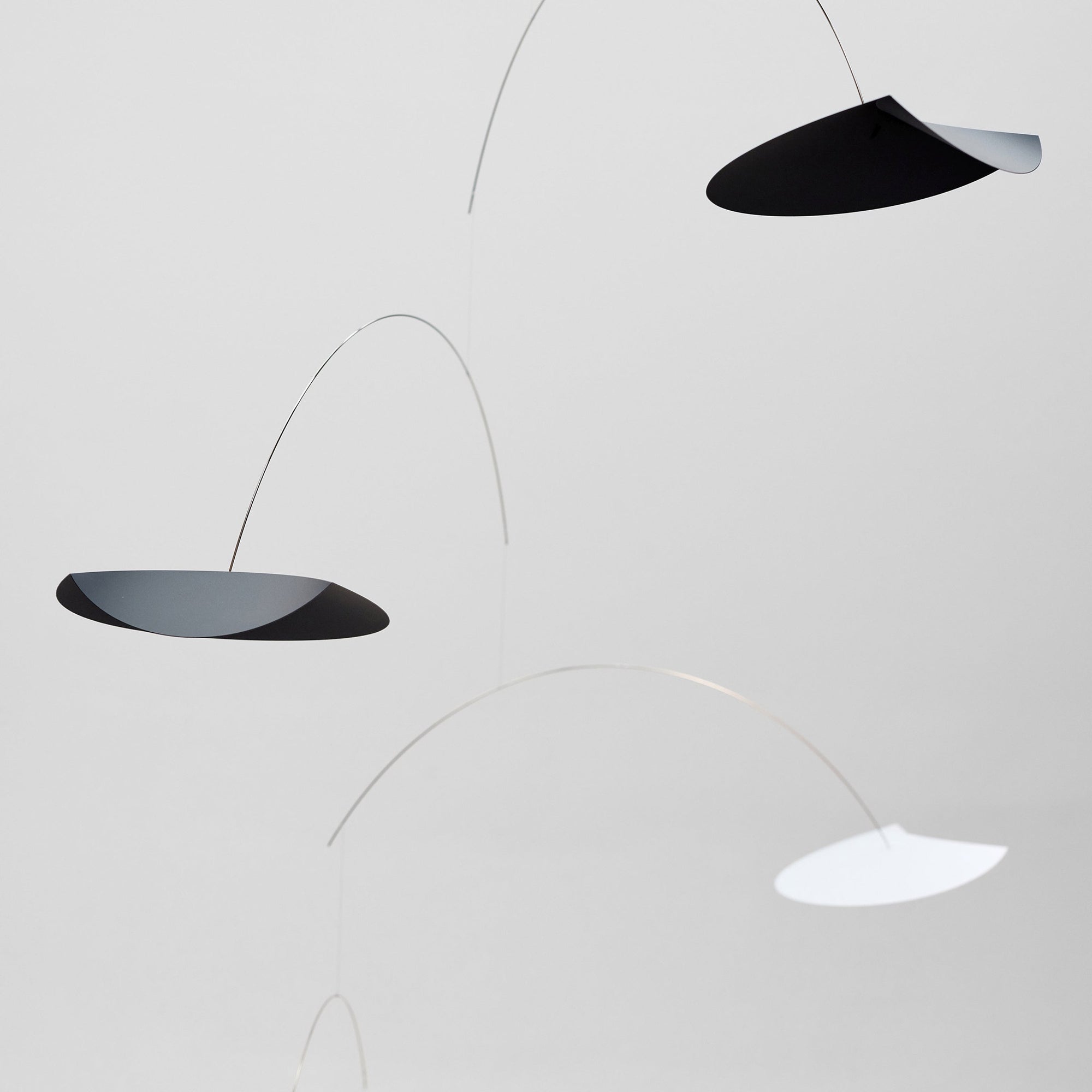 Flensted Mobiles（フレンステッド・モビール）は、1953年創業のデンマーク発・モビール専門ブランド。北欧デザインの文脈に立脚し、造形・質量配分・回転慣性を最適化して、わずかな気流でも自律的に表情を変える構成美を追求します。各パーツは重心とトルクの釣り合いを精密に設計し、静止と運動のあいだを往還する“動く彫刻”として空間に時間軸を付与。代表作「Lucky Storks」から幾何学、鳥類、気球まで多彩で、紙・ステンレス・木材の軽量構造は施工負荷が小さく、住宅・商業・ホスピタリティ・キッズ空間に適合します。現在もデンマーク国内で手作業組立・品質管理を徹底し、視覚ノイズを抑えた運動リズムが集中・鎮静・遊び心をもたらします。北欧インテリアの天井飾りや吊り下げモビールとして、リビング・子供部屋・出産祝いギフトに最適なデンマーク製の正規品です。