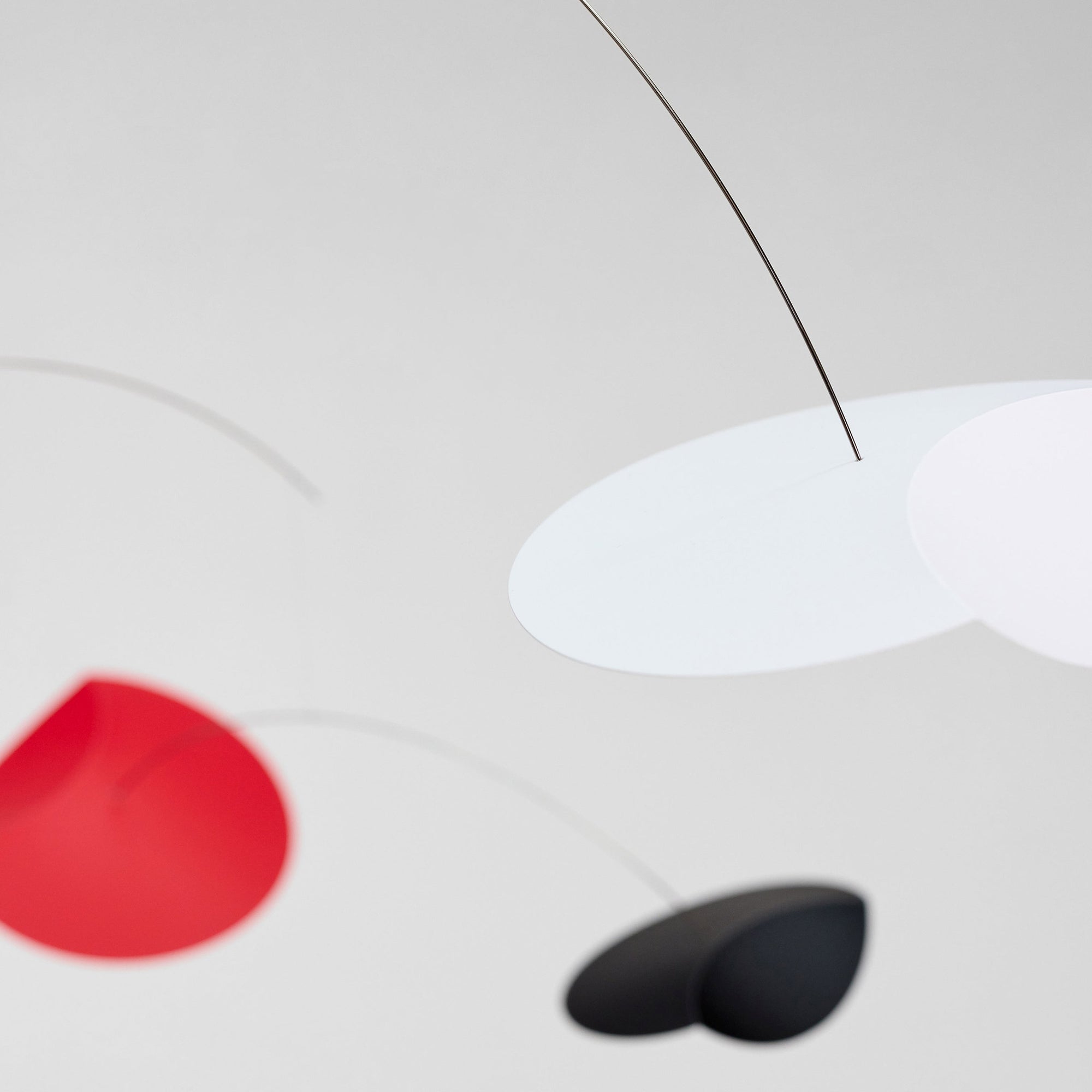 Flensted Mobiles（フレンステッド・モビール）は、1953年創業のデンマーク発・モビール専門ブランド。北欧デザインの文脈に立脚し、造形・質量配分・回転慣性を最適化して、わずかな気流でも自律的に表情を変える構成美を追求します。各パーツは重心とトルクの釣り合いを精密に設計し、静止と運動のあいだを往還する“動く彫刻”として空間に時間軸を付与。代表作「Lucky Storks」から幾何学、鳥類、気球まで多彩で、紙・ステンレス・木材の軽量構造は施工負荷が小さく、住宅・商業・ホスピタリティ・キッズ空間に適合します。現在もデンマーク国内で手作業組立・品質管理を徹底し、視覚ノイズを抑えた運動リズムが集中・鎮静・遊び心をもたらします。北欧インテリアの天井飾りや吊り下げモビールとして、リビング・子供部屋・出産祝いギフトに最適なデンマーク製の正規品です。