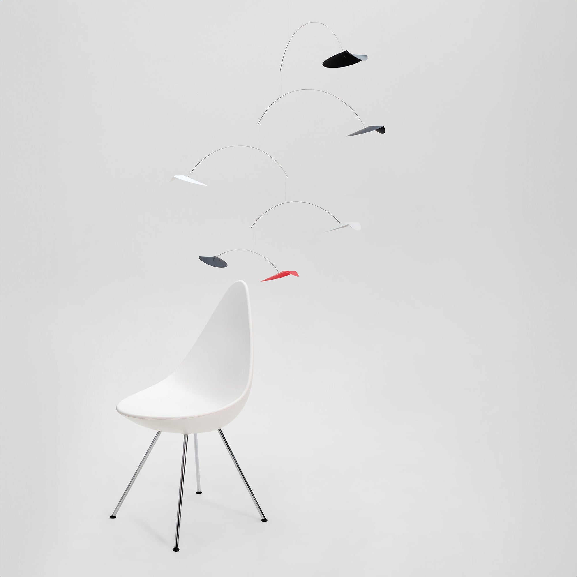 Flensted Mobiles（フレンステッド・モビール）は、1953年創業のデンマーク発・モビール専門ブランド。北欧デザインの文脈に立脚し、造形・質量配分・回転慣性を最適化して、わずかな気流でも自律的に表情を変える構成美を追求します。各パーツは重心とトルクの釣り合いを精密に設計し、静止と運動のあいだを往還する“動く彫刻”として空間に時間軸を付与。代表作「Lucky Storks」から幾何学、鳥類、気球まで多彩で、紙・ステンレス・木材の軽量構造は施工負荷が小さく、住宅・商業・ホスピタリティ・キッズ空間に適合します。現在もデンマーク国内で手作業組立・品質管理を徹底し、視覚ノイズを抑えた運動リズムが集中・鎮静・遊び心をもたらします。北欧インテリアの天井飾りや吊り下げモビールとして、リビング・子供部屋・出産祝いギフトに最適なデンマーク製の正規品です。