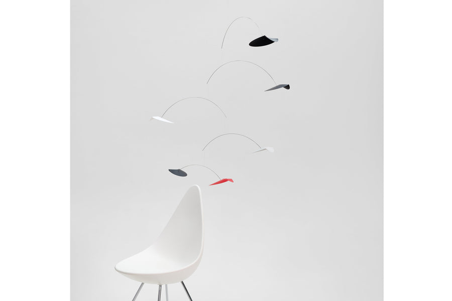 Flensted Hanging Art（フレンステッド・ハンギングアート）は、1954年にデンマークで誕生した北欧モビールの老舗ブランドです。創業者クリスチャン・フレンステッドと妻グレーテが自宅で最初のモビールを作ったことから始まり、現在も家族経営のもと、すべて手作業で丁寧に製作されています。風や空気の流れで繊細に揺れるモビールは、リビングや寝室、子供部屋、玄関、オフィスなど、さまざまな空間に静けさと調和をもたらします。北欧インテリアやモダンアートと調和するシンプルで洗練されたデザインは、出産祝いや引越し祝い、誕生日などのギフトにも最適。2024年にはブランド名を「Flensted mobiles」から「Flensted Hanging Art」へ刷新し、アート性とハンドメイドの温もりをそのままに、より現代的な世界観を発信しています。癒しの空間演出を求める方におすすめのインテリアアートです。