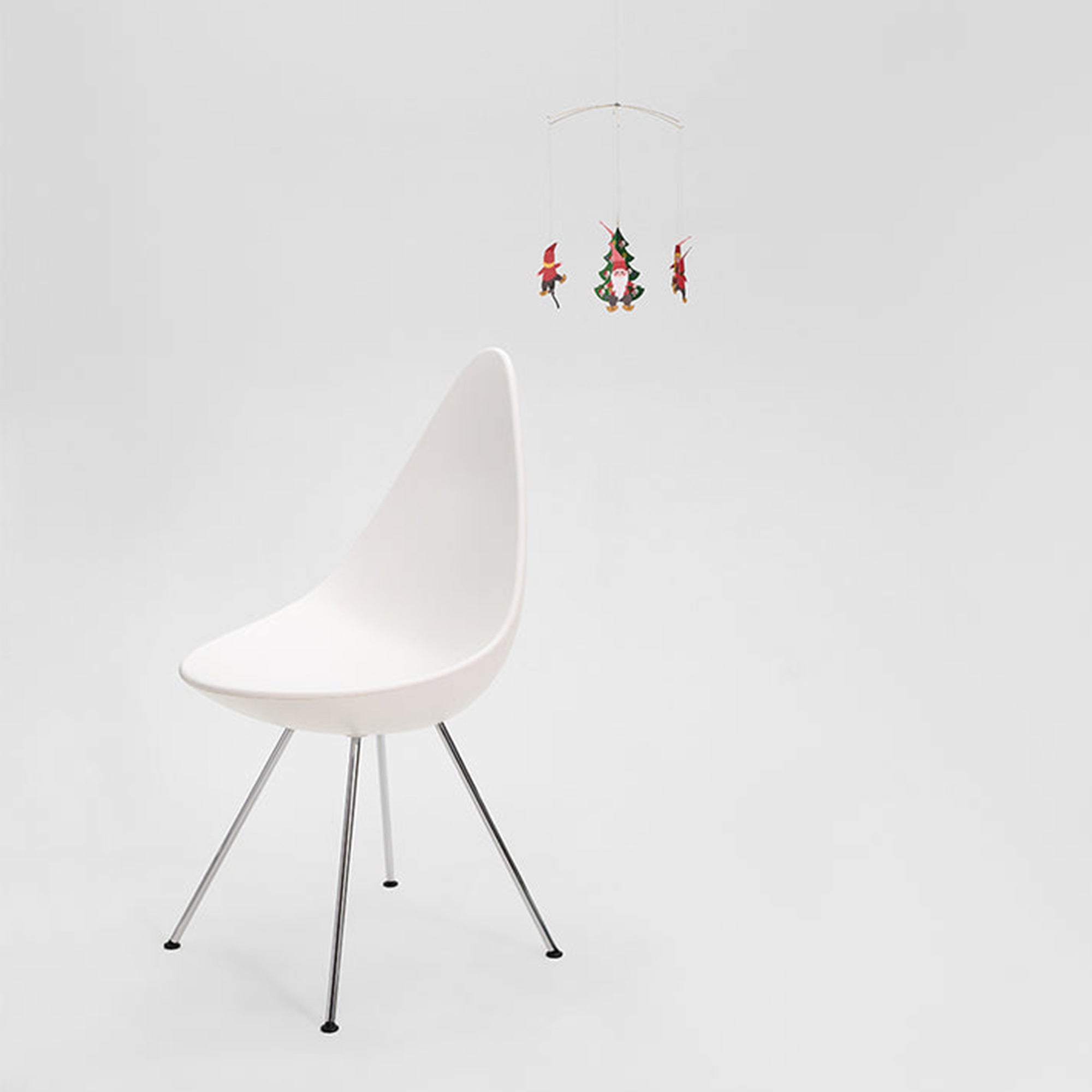 Flensted Mobiles（フレンステッド・モビール）は、1953年創業のデンマーク発・モビール専門ブランド。北欧デザインの文脈に立脚し、造形・質量配分・回転慣性を最適化して、わずかな気流でも自律的に表情を変える構成美を追求します。各パーツは重心とトルクの釣り合いを精密に設計し、静止と運動のあいだを往還する“動く彫刻”として空間に時間軸を付与。代表作「Lucky Storks」から幾何学、鳥類、気球まで多彩で、紙・ステンレス・木材の軽量構造は施工負荷が小さく、住宅・商業・ホスピタリティ・キッズ空間に適合します。現在もデンマーク国内で手作業組立・品質管理を徹底し、視覚ノイズを抑えた運動リズムが集中・鎮静・遊び心をもたらします。北欧インテリアの天井飾りや吊り下げモビールとして、リビング・子供部屋・出産祝いギフトに最適なデンマーク製の正規品です。