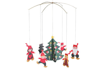 Flensted Hanging Art（フレンステッド・ハンギングアート）は、1954年にデンマークで誕生した北欧モビールの老舗ブランドです。創業者クリスチャン・フレンステッドと妻グレーテが自宅で最初のモビールを作ったことから始まり、現在も家族経営のもと、すべて手作業で丁寧に製作されています。風や空気の流れで繊細に揺れるモビールは、リビングや寝室、子供部屋、玄関、オフィスなど、さまざまな空間に静けさと調和をもたらします。北欧インテリアやモダンアートと調和するシンプルで洗練されたデザインは、出産祝いや引越し祝い、誕生日などのギフトにも最適。2024年にはブランド名を「Flensted mobiles」から「Flensted Hanging Art」へ刷新し、アート性とハンドメイドの温もりをそのままに、より現代的な世界観を発信しています。癒しの空間演出を求める方におすすめのインテリアアートです。