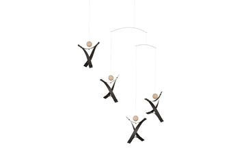 Flensted Hanging Art（フレンステッド・ハンギングアート）は、1954年にデンマークで誕生した北欧モビールの老舗ブランドです。創業者クリスチャン・フレンステッドと妻グレーテが自宅で最初のモビールを作ったことから始まり、現在も家族経営のもと、すべて手作業で丁寧に製作されています。風や空気の流れで繊細に揺れるモビールは、リビングや寝室、子供部屋、玄関、オフィスなど、さまざまな空間に静けさと調和をもたらします。北欧インテリアやモダンアートと調和するシンプルで洗練されたデザインは、出産祝いや引越し祝い、誕生日などのギフトにも最適。2024年にはブランド名を「Flensted mobiles」から「Flensted Hanging Art」へ刷新し、アート性とハンドメイドの温もりをそのままに、より現代的な世界観を発信しています。癒しの空間演出を求める方におすすめのインテリアアートです。