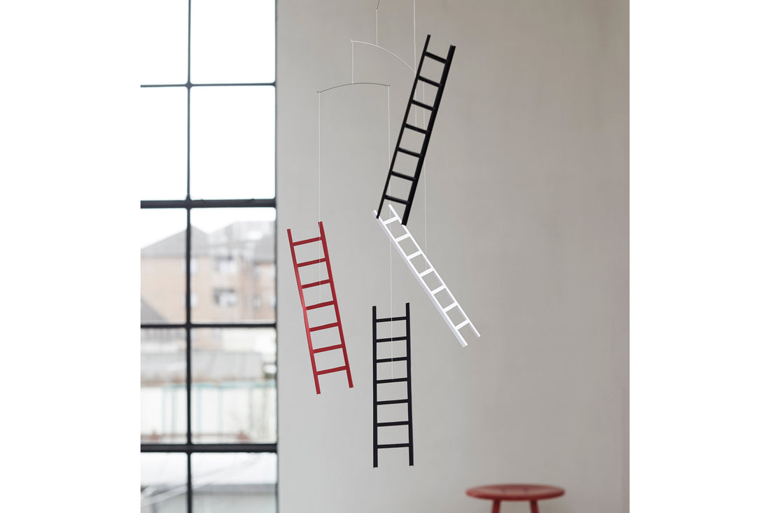 Flensted Hanging Art（フレンステッド・ハンギングアート）は、1954年にデンマークで誕生した北欧モビールの老舗ブランドです。創業者クリスチャン・フレンステッドと妻グレーテが自宅で最初のモビールを作ったことから始まり、現在も家族経営のもと、すべて手作業で丁寧に製作されています。風や空気の流れで繊細に揺れるモビールは、リビングや寝室、子供部屋、玄関、オフィスなど、さまざまな空間に静けさと調和をもたらします。北欧インテリアやモダンアートと調和するシンプルで洗練されたデザインは、出産祝いや引越し祝い、誕生日などのギフトにも最適。2024年にはブランド名を「Flensted mobiles」から「Flensted Hanging Art」へ刷新し、アート性とハンドメイドの温もりをそのままに、より現代的な世界観を発信しています。癒しの空間演出を求める方におすすめのインテリアアートです。