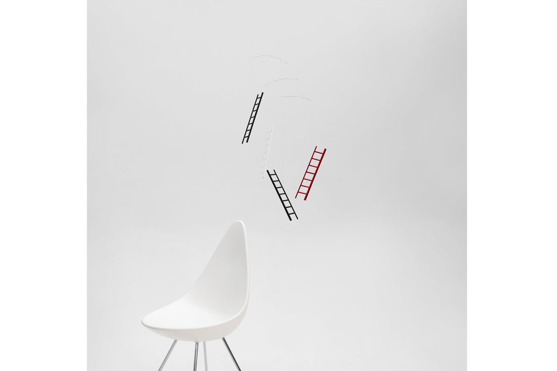 Flensted Hanging Art（フレンステッド・ハンギングアート）は、1954年にデンマークで誕生した北欧モビールの老舗ブランドです。創業者クリスチャン・フレンステッドと妻グレーテが自宅で最初のモビールを作ったことから始まり、現在も家族経営のもと、すべて手作業で丁寧に製作されています。風や空気の流れで繊細に揺れるモビールは、リビングや寝室、子供部屋、玄関、オフィスなど、さまざまな空間に静けさと調和をもたらします。北欧インテリアやモダンアートと調和するシンプルで洗練されたデザインは、出産祝いや引越し祝い、誕生日などのギフトにも最適。2024年にはブランド名を「Flensted mobiles」から「Flensted Hanging Art」へ刷新し、アート性とハンドメイドの温もりをそのままに、より現代的な世界観を発信しています。癒しの空間演出を求める方におすすめのインテリアアートです。