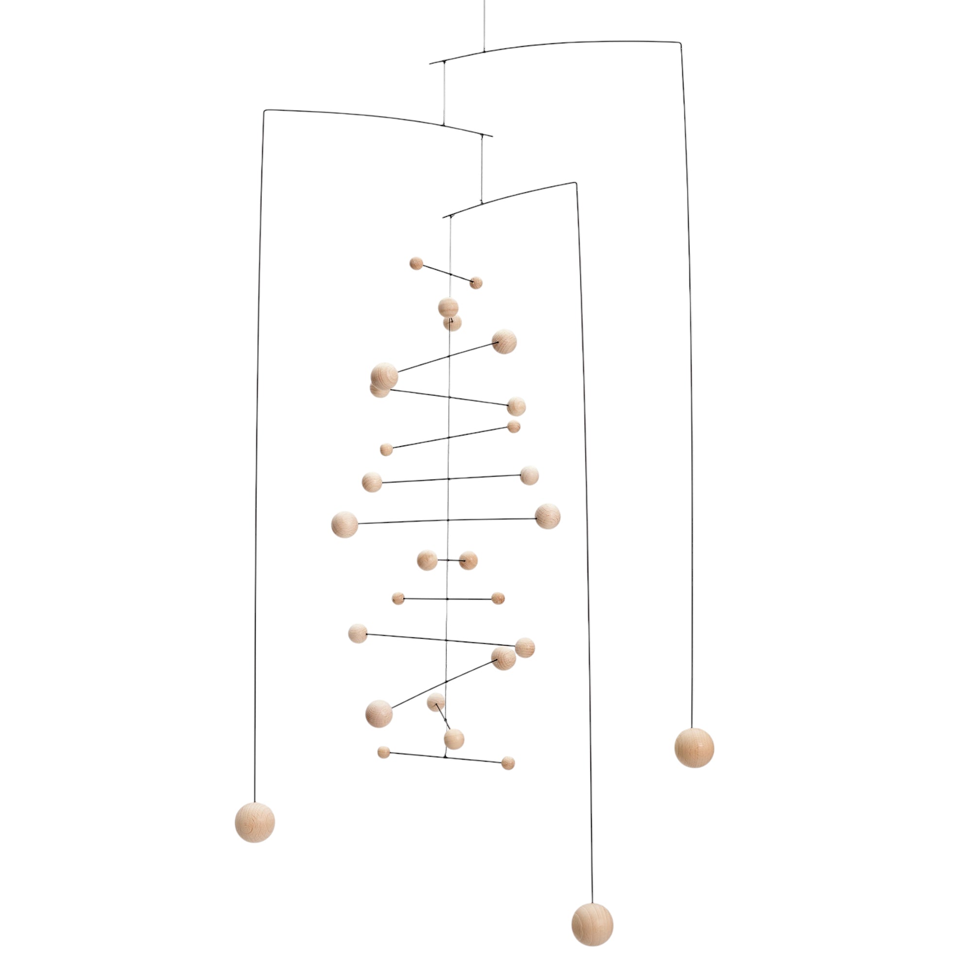 Flensted Mobiles（フレンステッド・モビール）は、1953年創業のデンマーク発・モビール専門ブランド。北欧デザインの文脈に立脚し、造形・質量配分・回転慣性を最適化して、わずかな気流でも自律的に表情を変える構成美を追求します。各パーツは重心とトルクの釣り合いを精密に設計し、静止と運動のあいだを往還する“動く彫刻”として空間に時間軸を付与。代表作「Lucky Storks」から幾何学、鳥類、気球まで多彩で、紙・ステンレス・木材の軽量構造は施工負荷が小さく、住宅・商業・ホスピタリティ・キッズ空間に適合します。現在もデンマーク国内で手作業組立・品質管理を徹底し、視覚ノイズを抑えた運動リズムが集中・鎮静・遊び心をもたらします。北欧インテリアの天井飾りや吊り下げモビールとして、リビング・子供部屋・出産祝いギフトに最適なデンマーク製の正規品です。