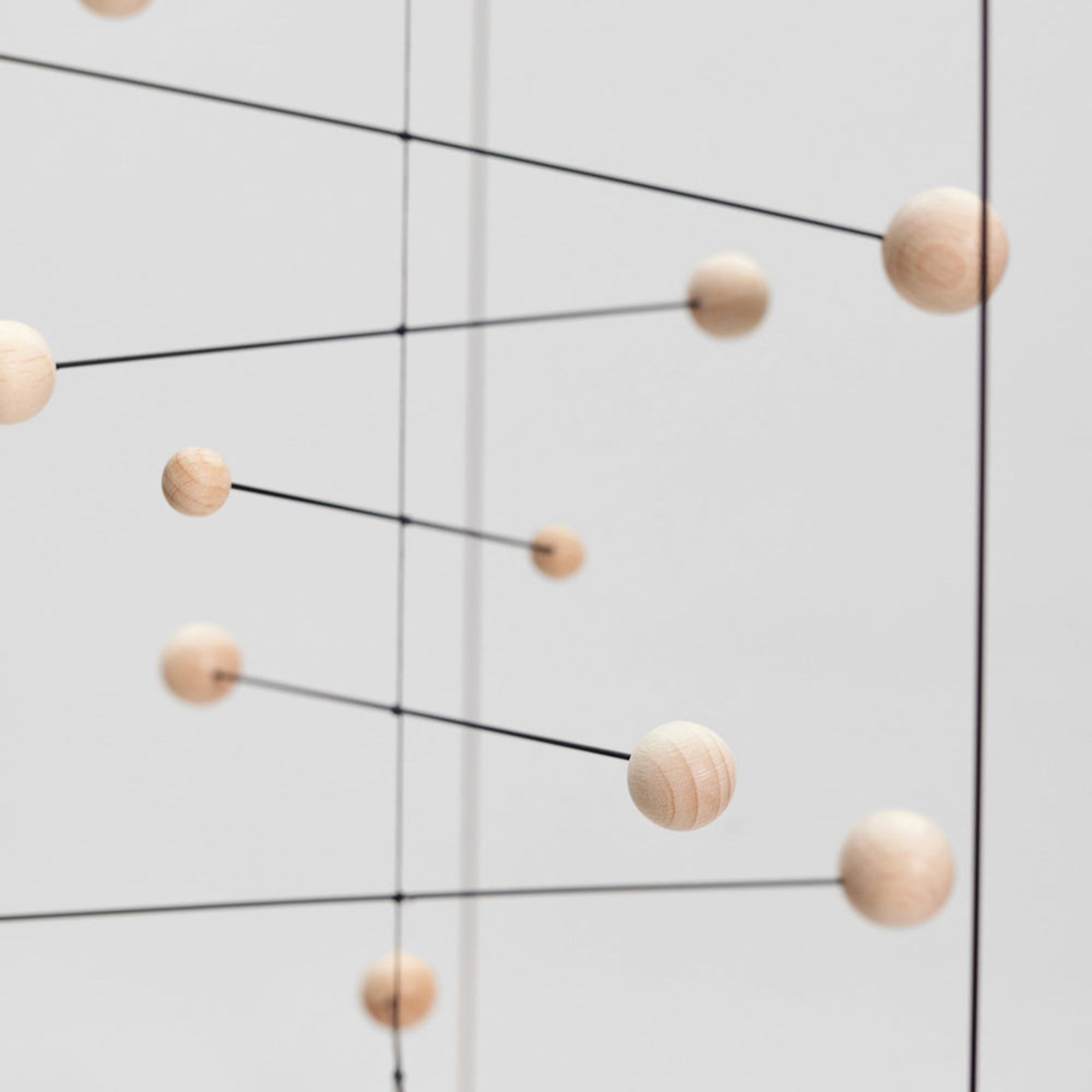 Flensted Mobiles（フレンステッド・モビール）は、1953年創業のデンマーク発・モビール専門ブランド。北欧デザインの文脈に立脚し、造形・質量配分・回転慣性を最適化して、わずかな気流でも自律的に表情を変える構成美を追求します。各パーツは重心とトルクの釣り合いを精密に設計し、静止と運動のあいだを往還する“動く彫刻”として空間に時間軸を付与。代表作「Lucky Storks」から幾何学、鳥類、気球まで多彩で、紙・ステンレス・木材の軽量構造は施工負荷が小さく、住宅・商業・ホスピタリティ・キッズ空間に適合します。現在もデンマーク国内で手作業組立・品質管理を徹底し、視覚ノイズを抑えた運動リズムが集中・鎮静・遊び心をもたらします。北欧インテリアの天井飾りや吊り下げモビールとして、リビング・子供部屋・出産祝いギフトに最適なデンマーク製の正規品です。