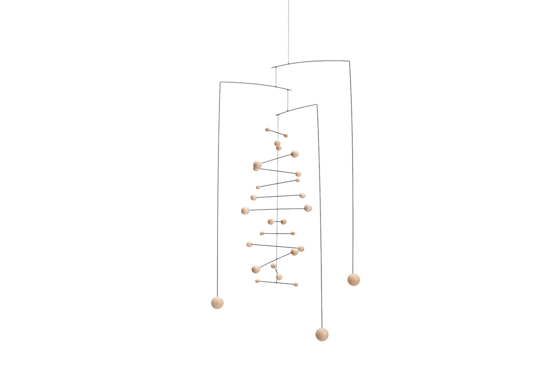 Flensted Hanging Art（フレンステッド・ハンギングアート）は、1954年にデンマークで誕生した北欧モビールの老舗ブランドです。創業者クリスチャン・フレンステッドと妻グレーテが自宅で最初のモビールを作ったことから始まり、現在も家族経営のもと、すべて手作業で丁寧に製作されています。風や空気の流れで繊細に揺れるモビールは、リビングや寝室、子供部屋、玄関、オフィスなど、さまざまな空間に静けさと調和をもたらします。北欧インテリアやモダンアートと調和するシンプルで洗練されたデザインは、出産祝いや引越し祝い、誕生日などのギフトにも最適。2024年にはブランド名を「Flensted mobiles」から「Flensted Hanging Art」へ刷新し、アート性とハンドメイドの温もりをそのままに、より現代的な世界観を発信しています。癒しの空間演出を求める方におすすめのインテリアアートです。