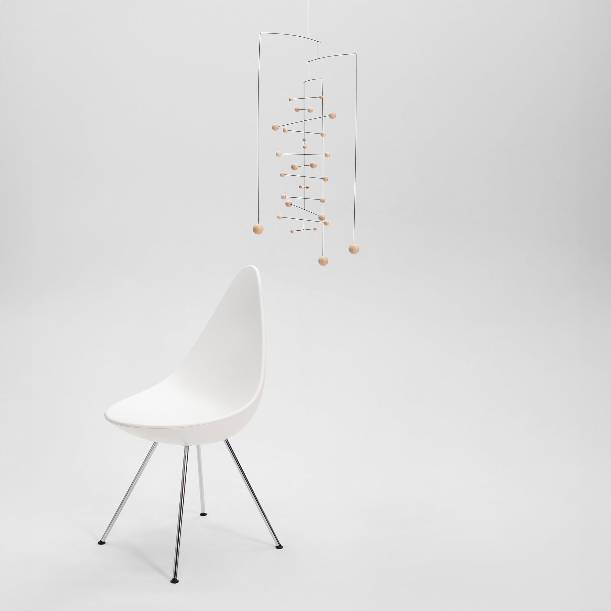 Flensted Mobiles（フレンステッド・モビール）は、1953年創業のデンマーク発・モビール専門ブランド。北欧デザインの文脈に立脚し、造形・質量配分・回転慣性を最適化して、わずかな気流でも自律的に表情を変える構成美を追求します。各パーツは重心とトルクの釣り合いを精密に設計し、静止と運動のあいだを往還する“動く彫刻”として空間に時間軸を付与。代表作「Lucky Storks」から幾何学、鳥類、気球まで多彩で、紙・ステンレス・木材の軽量構造は施工負荷が小さく、住宅・商業・ホスピタリティ・キッズ空間に適合します。現在もデンマーク国内で手作業組立・品質管理を徹底し、視覚ノイズを抑えた運動リズムが集中・鎮静・遊び心をもたらします。北欧インテリアの天井飾りや吊り下げモビールとして、リビング・子供部屋・出産祝いギフトに最適なデンマーク製の正規品です。