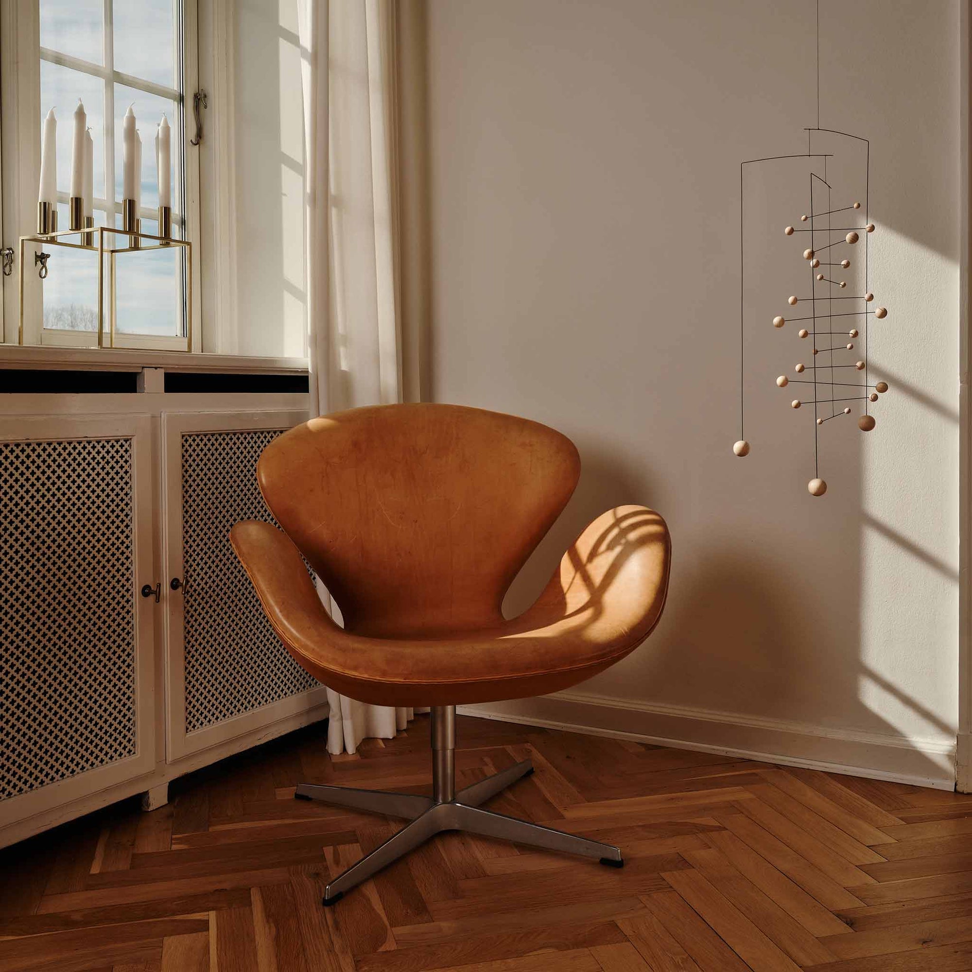 Flensted Mobiles（フレンステッド・モビール）は、1953年創業のデンマーク発・モビール専門ブランド。北欧デザインの文脈に立脚し、造形・質量配分・回転慣性を最適化して、わずかな気流でも自律的に表情を変える構成美を追求します。各パーツは重心とトルクの釣り合いを精密に設計し、静止と運動のあいだを往還する“動く彫刻”として空間に時間軸を付与。代表作「Lucky Storks」から幾何学、鳥類、気球まで多彩で、紙・ステンレス・木材の軽量構造は施工負荷が小さく、住宅・商業・ホスピタリティ・キッズ空間に適合します。現在もデンマーク国内で手作業組立・品質管理を徹底し、視覚ノイズを抑えた運動リズムが集中・鎮静・遊び心をもたらします。北欧インテリアの天井飾りや吊り下げモビールとして、リビング・子供部屋・出産祝いギフトに最適なデンマーク製の正規品です。
