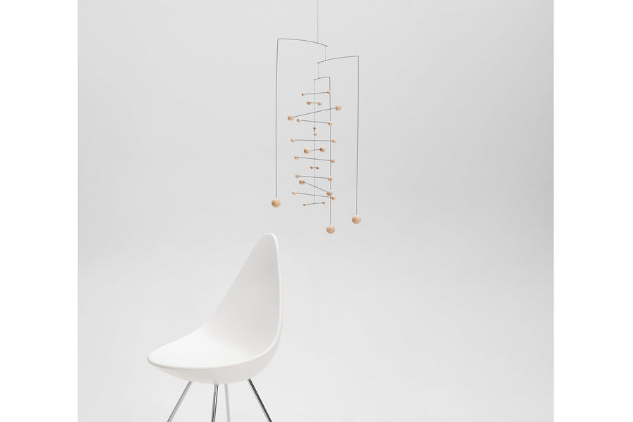 Flensted Hanging Art（フレンステッド・ハンギングアート）は、1954年にデンマークで誕生した北欧モビールの老舗ブランドです。創業者クリスチャン・フレンステッドと妻グレーテが自宅で最初のモビールを作ったことから始まり、現在も家族経営のもと、すべて手作業で丁寧に製作されています。風や空気の流れで繊細に揺れるモビールは、リビングや寝室、子供部屋、玄関、オフィスなど、さまざまな空間に静けさと調和をもたらします。北欧インテリアやモダンアートと調和するシンプルで洗練されたデザインは、出産祝いや引越し祝い、誕生日などのギフトにも最適。2024年にはブランド名を「Flensted mobiles」から「Flensted Hanging Art」へ刷新し、アート性とハンドメイドの温もりをそのままに、より現代的な世界観を発信しています。癒しの空間演出を求める方におすすめのインテリアアートです。