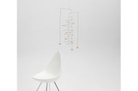 Flensted Hanging Art（フレンステッド・ハンギングアート）は、1954年にデンマークで誕生した北欧モビールの老舗ブランドです。創業者クリスチャン・フレンステッドと妻グレーテが自宅で最初のモビールを作ったことから始まり、現在も家族経営のもと、すべて手作業で丁寧に製作されています。風や空気の流れで繊細に揺れるモビールは、リビングや寝室、子供部屋、玄関、オフィスなど、さまざまな空間に静けさと調和をもたらします。北欧インテリアやモダンアートと調和するシンプルで洗練されたデザインは、出産祝いや引越し祝い、誕生日などのギフトにも最適。2024年にはブランド名を「Flensted mobiles」から「Flensted Hanging Art」へ刷新し、アート性とハンドメイドの温もりをそのままに、より現代的な世界観を発信しています。癒しの空間演出を求める方におすすめのインテリアアートです。