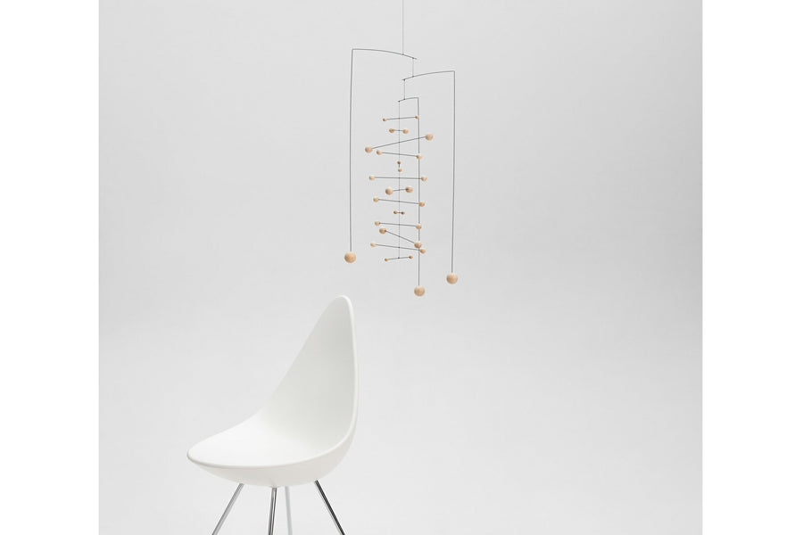 Flensted Hanging Art（フレンステッド・ハンギングアート）は、1954年にデンマークで誕生した北欧モビールの老舗ブランドです。創業者クリスチャン・フレンステッドと妻グレーテが自宅で最初のモビールを作ったことから始まり、現在も家族経営のもと、すべて手作業で丁寧に製作されています。風や空気の流れで繊細に揺れるモビールは、リビングや寝室、子供部屋、玄関、オフィスなど、さまざまな空間に静けさと調和をもたらします。北欧インテリアやモダンアートと調和するシンプルで洗練されたデザインは、出産祝いや引越し祝い、誕生日などのギフトにも最適。2024年にはブランド名を「Flensted mobiles」から「Flensted Hanging Art」へ刷新し、アート性とハンドメイドの温もりをそのままに、より現代的な世界観を発信しています。癒しの空間演出を求める方におすすめのインテリアアートです。