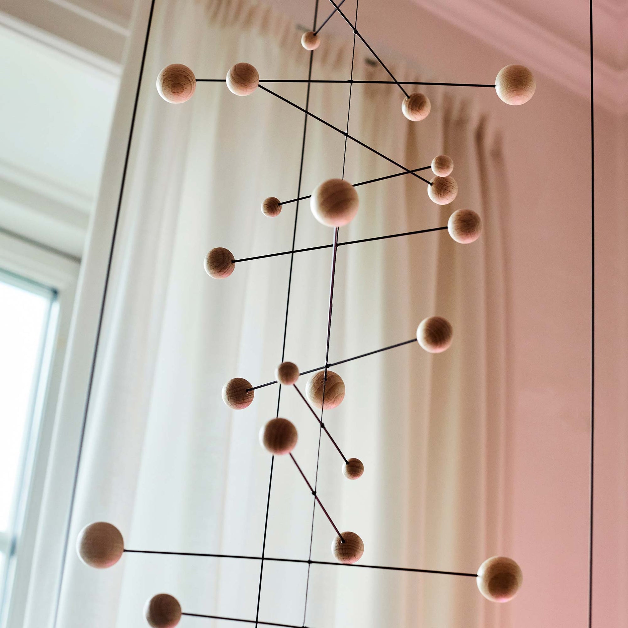 Flensted Mobiles（フレンステッド・モビール）は、1953年創業のデンマーク発・モビール専門ブランド。北欧デザインの文脈に立脚し、造形・質量配分・回転慣性を最適化して、わずかな気流でも自律的に表情を変える構成美を追求します。各パーツは重心とトルクの釣り合いを精密に設計し、静止と運動のあいだを往還する“動く彫刻”として空間に時間軸を付与。代表作「Lucky Storks」から幾何学、鳥類、気球まで多彩で、紙・ステンレス・木材の軽量構造は施工負荷が小さく、住宅・商業・ホスピタリティ・キッズ空間に適合します。現在もデンマーク国内で手作業組立・品質管理を徹底し、視覚ノイズを抑えた運動リズムが集中・鎮静・遊び心をもたらします。北欧インテリアの天井飾りや吊り下げモビールとして、リビング・子供部屋・出産祝いギフトに最適なデンマーク製の正規品です。