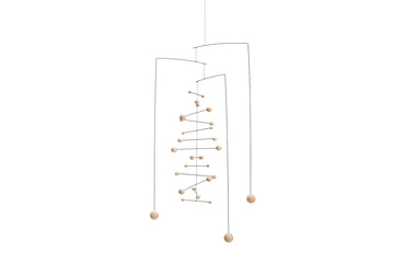 Flensted Hanging Art（フレンステッド・ハンギングアート）は、1954年にデンマークで誕生した北欧モビールの老舗ブランドです。創業者クリスチャン・フレンステッドと妻グレーテが自宅で最初のモビールを作ったことから始まり、現在も家族経営のもと、すべて手作業で丁寧に製作されています。風や空気の流れで繊細に揺れるモビールは、リビングや寝室、子供部屋、玄関、オフィスなど、さまざまな空間に静けさと調和をもたらします。北欧インテリアやモダンアートと調和するシンプルで洗練されたデザインは、出産祝いや引越し祝い、誕生日などのギフトにも最適。2024年にはブランド名を「Flensted mobiles」から「Flensted Hanging Art」へ刷新し、アート性とハンドメイドの温もりをそのままに、より現代的な世界観を発信しています。癒しの空間演出を求める方におすすめのインテリアアートです。