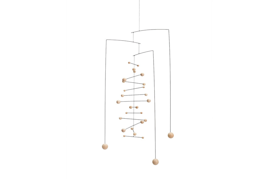 Flensted Hanging Art（フレンステッド・ハンギングアート）は、1954年にデンマークで誕生した北欧モビールの老舗ブランドです。創業者クリスチャン・フレンステッドと妻グレーテが自宅で最初のモビールを作ったことから始まり、現在も家族経営のもと、すべて手作業で丁寧に製作されています。風や空気の流れで繊細に揺れるモビールは、リビングや寝室、子供部屋、玄関、オフィスなど、さまざまな空間に静けさと調和をもたらします。北欧インテリアやモダンアートと調和するシンプルで洗練されたデザインは、出産祝いや引越し祝い、誕生日などのギフトにも最適。2024年にはブランド名を「Flensted mobiles」から「Flensted Hanging Art」へ刷新し、アート性とハンドメイドの温もりをそのままに、より現代的な世界観を発信しています。癒しの空間演出を求める方におすすめのインテリアアートです。