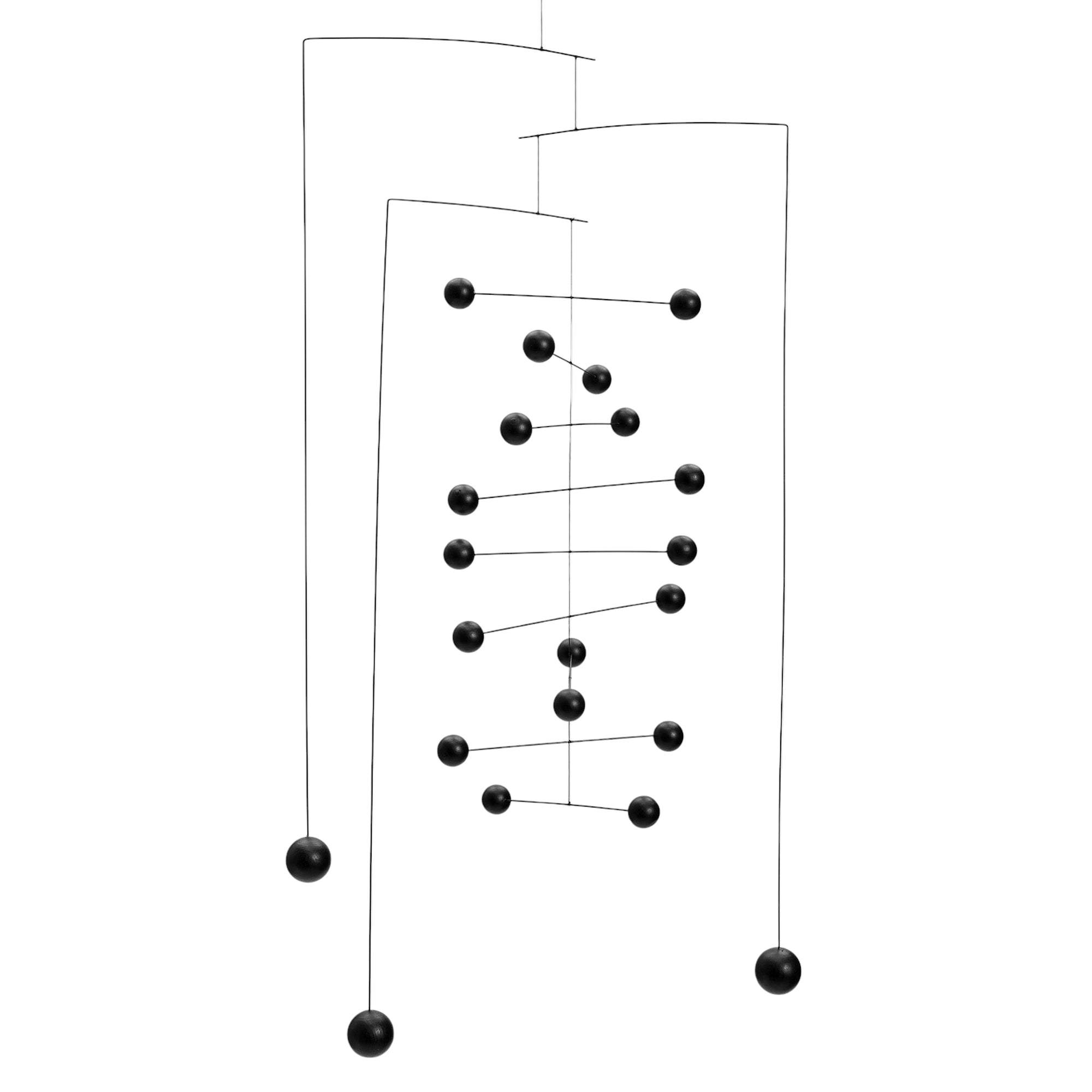 Flensted Mobiles（フレンステッド・モビール）は、1953年創業のデンマーク発・モビール専門ブランド。北欧デザインの文脈に立脚し、造形・質量配分・回転慣性を最適化して、わずかな気流でも自律的に表情を変える構成美を追求します。各パーツは重心とトルクの釣り合いを精密に設計し、静止と運動のあいだを往還する“動く彫刻”として空間に時間軸を付与。代表作「Lucky Storks」から幾何学、鳥類、気球まで多彩で、紙・ステンレス・木材の軽量構造は施工負荷が小さく、住宅・商業・ホスピタリティ・キッズ空間に適合します。現在もデンマーク国内で手作業組立・品質管理を徹底し、視覚ノイズを抑えた運動リズムが集中・鎮静・遊び心をもたらします。北欧インテリアの天井飾りや吊り下げモビールとして、リビング・子供部屋・出産祝いギフトに最適なデンマーク製の正規品です。