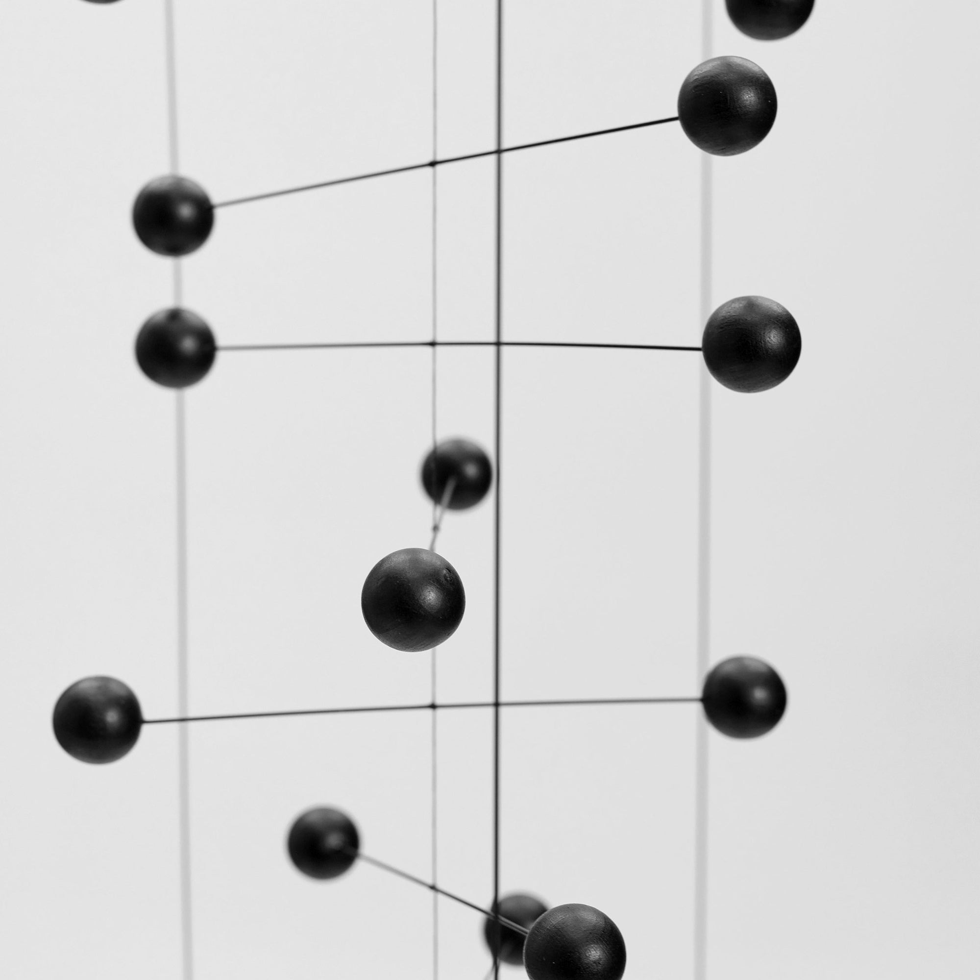 Flensted Mobiles（フレンステッド・モビール）は、1953年創業のデンマーク発・モビール専門ブランド。北欧デザインの文脈に立脚し、造形・質量配分・回転慣性を最適化して、わずかな気流でも自律的に表情を変える構成美を追求します。各パーツは重心とトルクの釣り合いを精密に設計し、静止と運動のあいだを往還する“動く彫刻”として空間に時間軸を付与。代表作「Lucky Storks」から幾何学、鳥類、気球まで多彩で、紙・ステンレス・木材の軽量構造は施工負荷が小さく、住宅・商業・ホスピタリティ・キッズ空間に適合します。現在もデンマーク国内で手作業組立・品質管理を徹底し、視覚ノイズを抑えた運動リズムが集中・鎮静・遊び心をもたらします。北欧インテリアの天井飾りや吊り下げモビールとして、リビング・子供部屋・出産祝いギフトに最適なデンマーク製の正規品です。