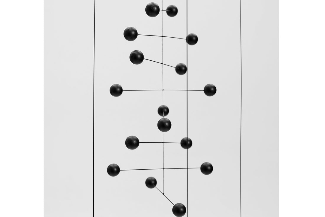 Flensted Hanging Art（フレンステッド・ハンギングアート）は、1954年にデンマークで誕生した北欧モビールの老舗ブランドです。創業者クリスチャン・フレンステッドと妻グレーテが自宅で最初のモビールを作ったことから始まり、現在も家族経営のもと、すべて手作業で丁寧に製作されています。風や空気の流れで繊細に揺れるモビールは、リビングや寝室、子供部屋、玄関、オフィスなど、さまざまな空間に静けさと調和をもたらします。北欧インテリアやモダンアートと調和するシンプルで洗練されたデザインは、出産祝いや引越し祝い、誕生日などのギフトにも最適。2024年にはブランド名を「Flensted mobiles」から「Flensted Hanging Art」へ刷新し、アート性とハンドメイドの温もりをそのままに、より現代的な世界観を発信しています。癒しの空間演出を求める方におすすめのインテリアアートです。