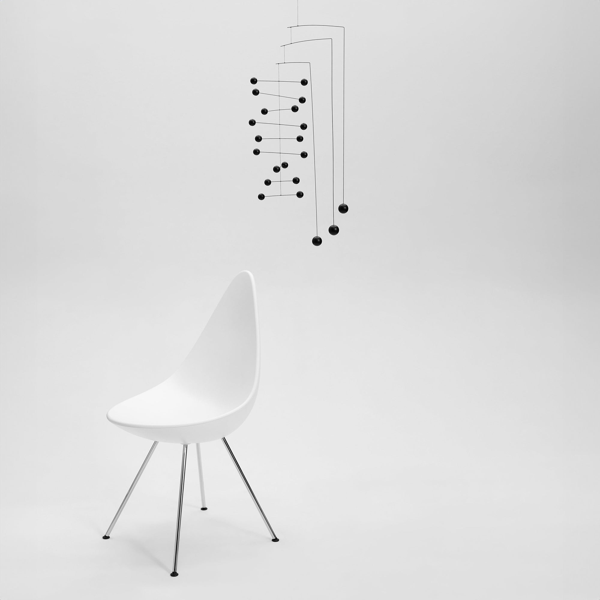 Flensted Mobiles（フレンステッド・モビール）は、1953年創業のデンマーク発・モビール専門ブランド。北欧デザインの文脈に立脚し、造形・質量配分・回転慣性を最適化して、わずかな気流でも自律的に表情を変える構成美を追求します。各パーツは重心とトルクの釣り合いを精密に設計し、静止と運動のあいだを往還する“動く彫刻”として空間に時間軸を付与。代表作「Lucky Storks」から幾何学、鳥類、気球まで多彩で、紙・ステンレス・木材の軽量構造は施工負荷が小さく、住宅・商業・ホスピタリティ・キッズ空間に適合します。現在もデンマーク国内で手作業組立・品質管理を徹底し、視覚ノイズを抑えた運動リズムが集中・鎮静・遊び心をもたらします。北欧インテリアの天井飾りや吊り下げモビールとして、リビング・子供部屋・出産祝いギフトに最適なデンマーク製の正規品です。